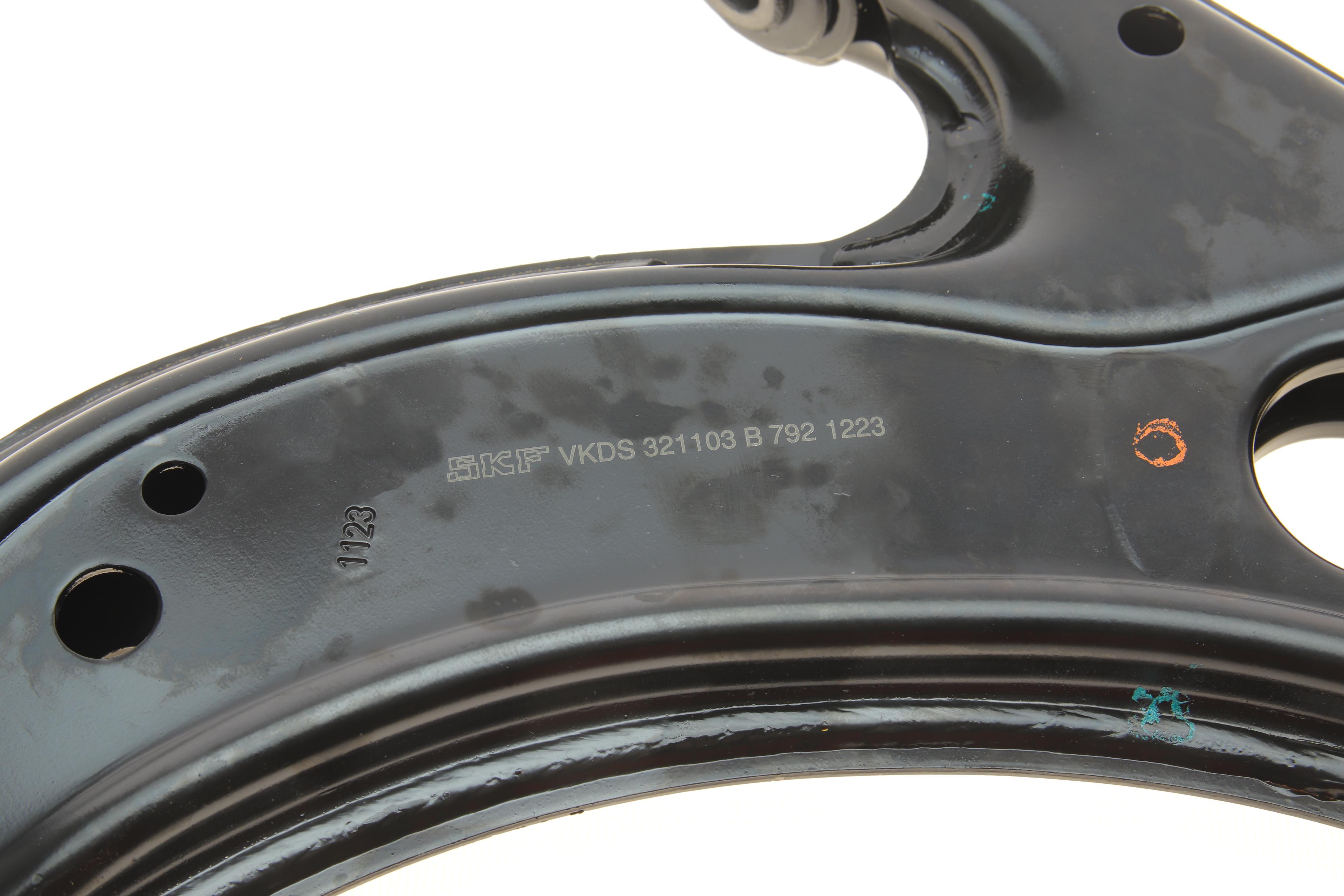 Важіль підвіски (передній/знизу) (R) Audi A3/Skoda Octavia/VW Bora/Golf 96-10 (з кульовою)