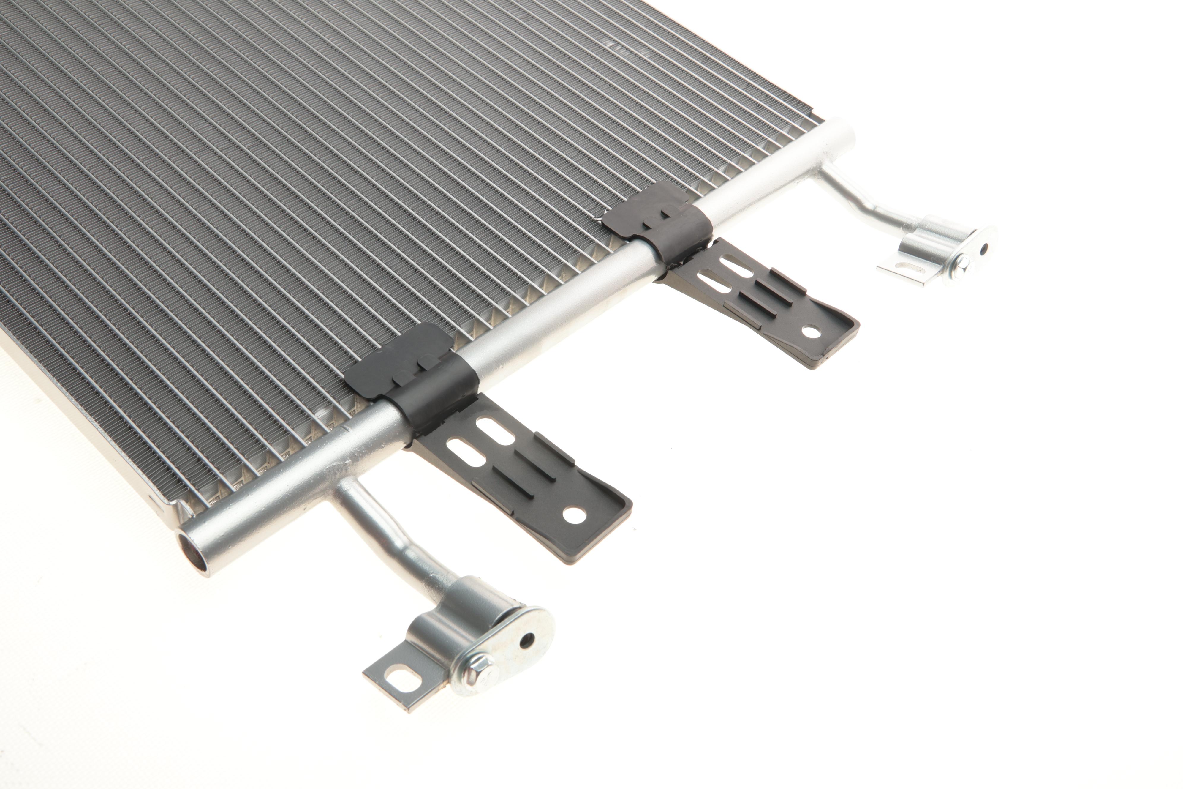 Радіатор кондиціонера Renault Trafic II 2.5dCi 01-/Opel Vivaro 2.5DTI 03-