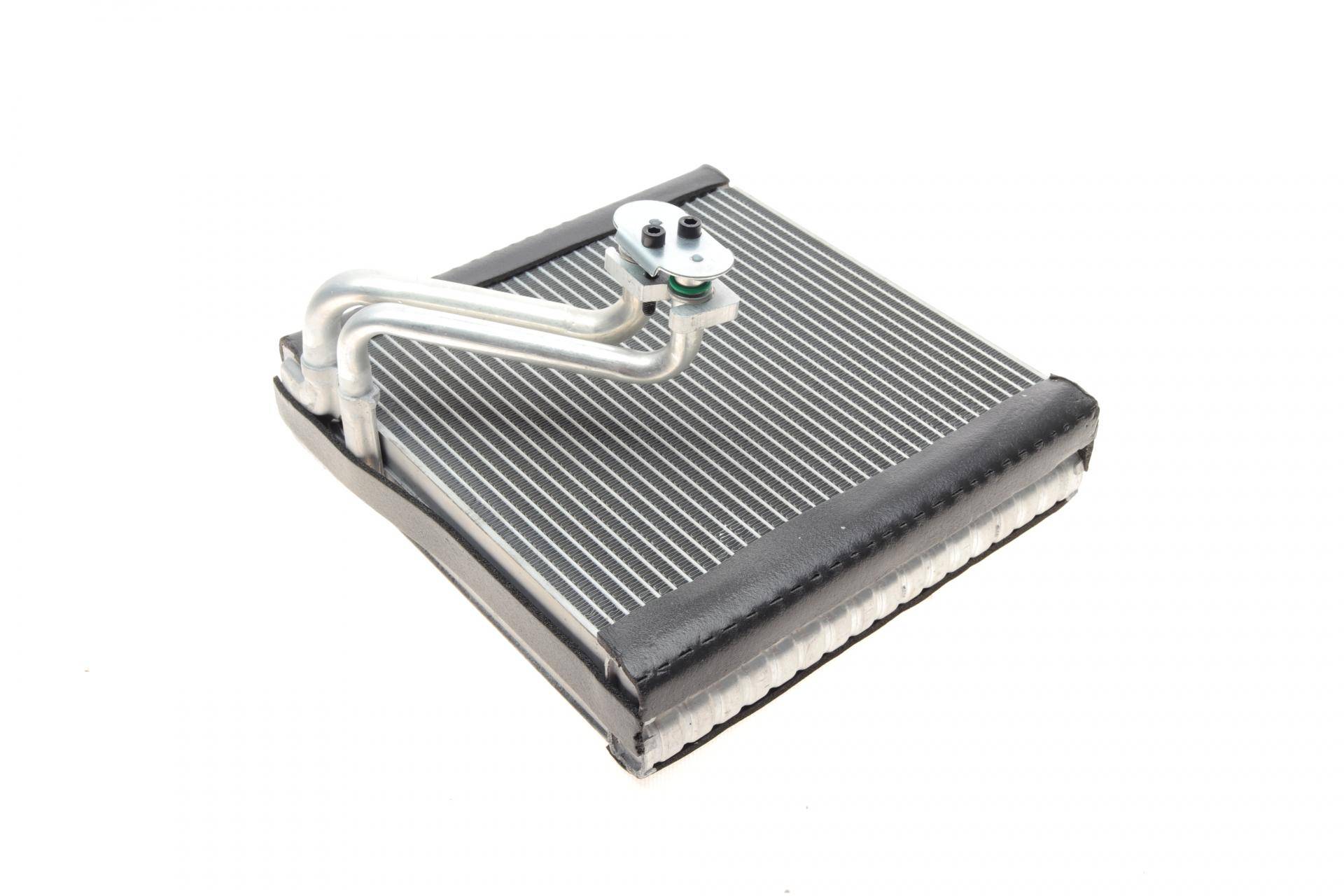 Радіатор кондиціонера Skoda SuperB 08-15/VW Golf/Passat 03-14