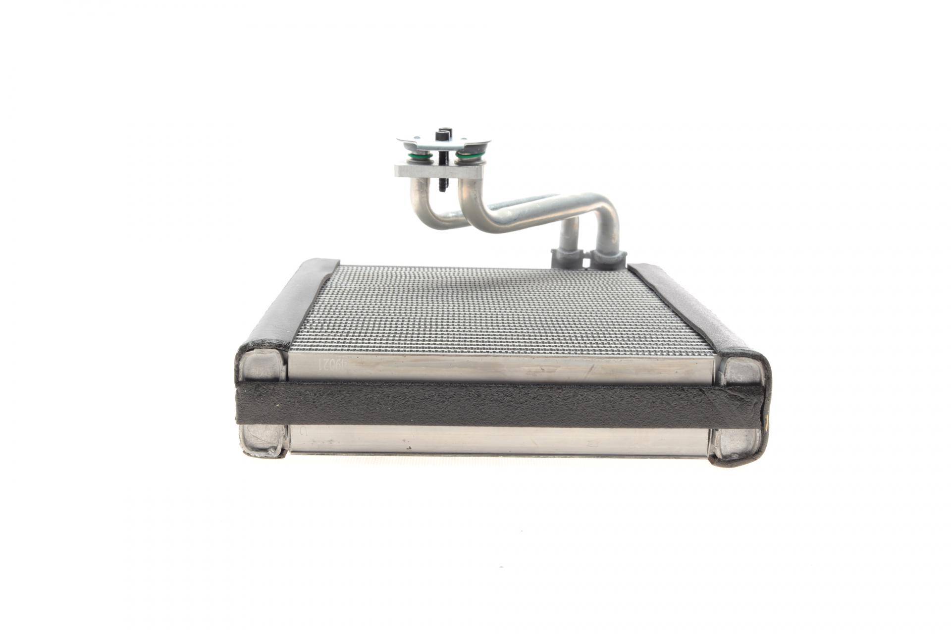 Радіатор кондиціонера Skoda SuperB 08-15/VW Golf/Passat 03-14