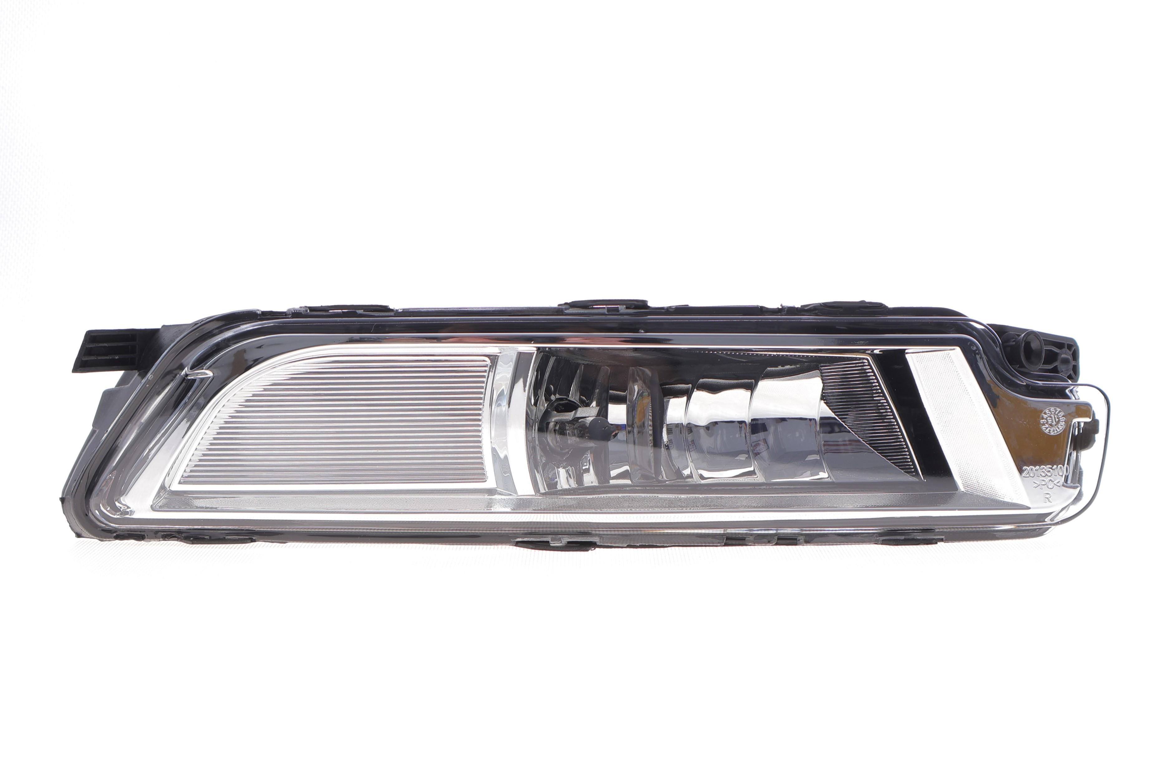 Фара противотуманная VW Passat 14- (R)(поврежденный крепеж)