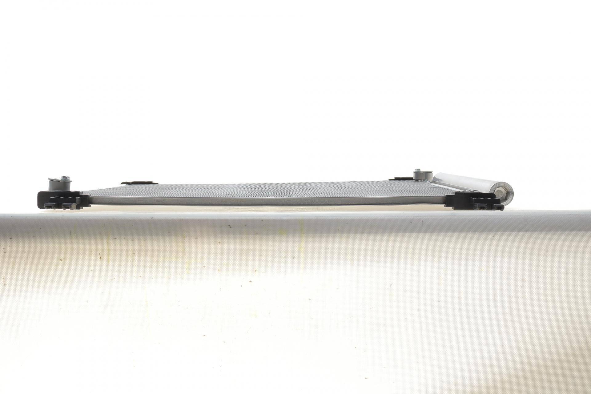 Радіатор кондиціонера Toyota Hilux 15-