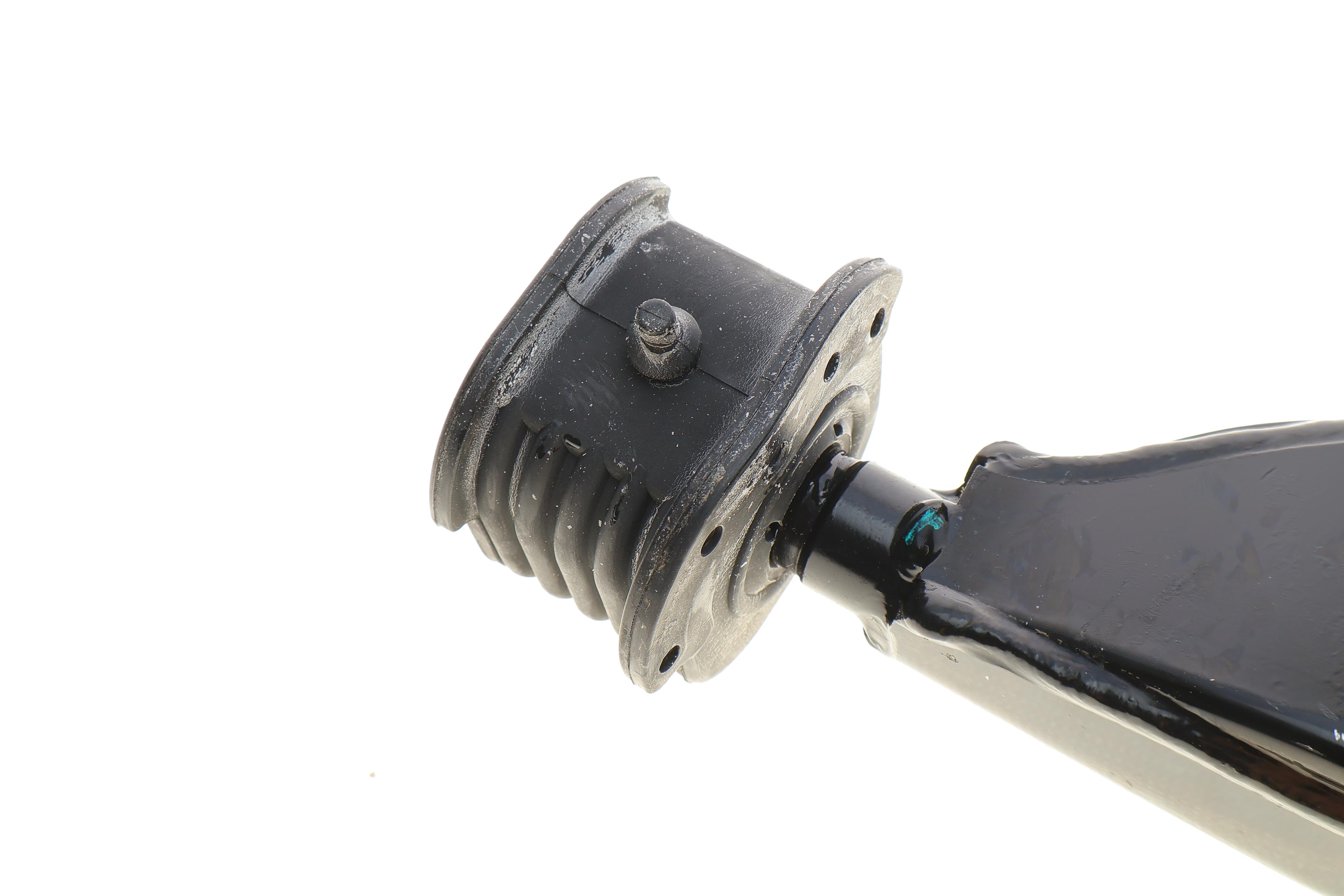 Важіль підвіски (передній/знизу) (R) Mitsubishi Colt/Lancer 91-03