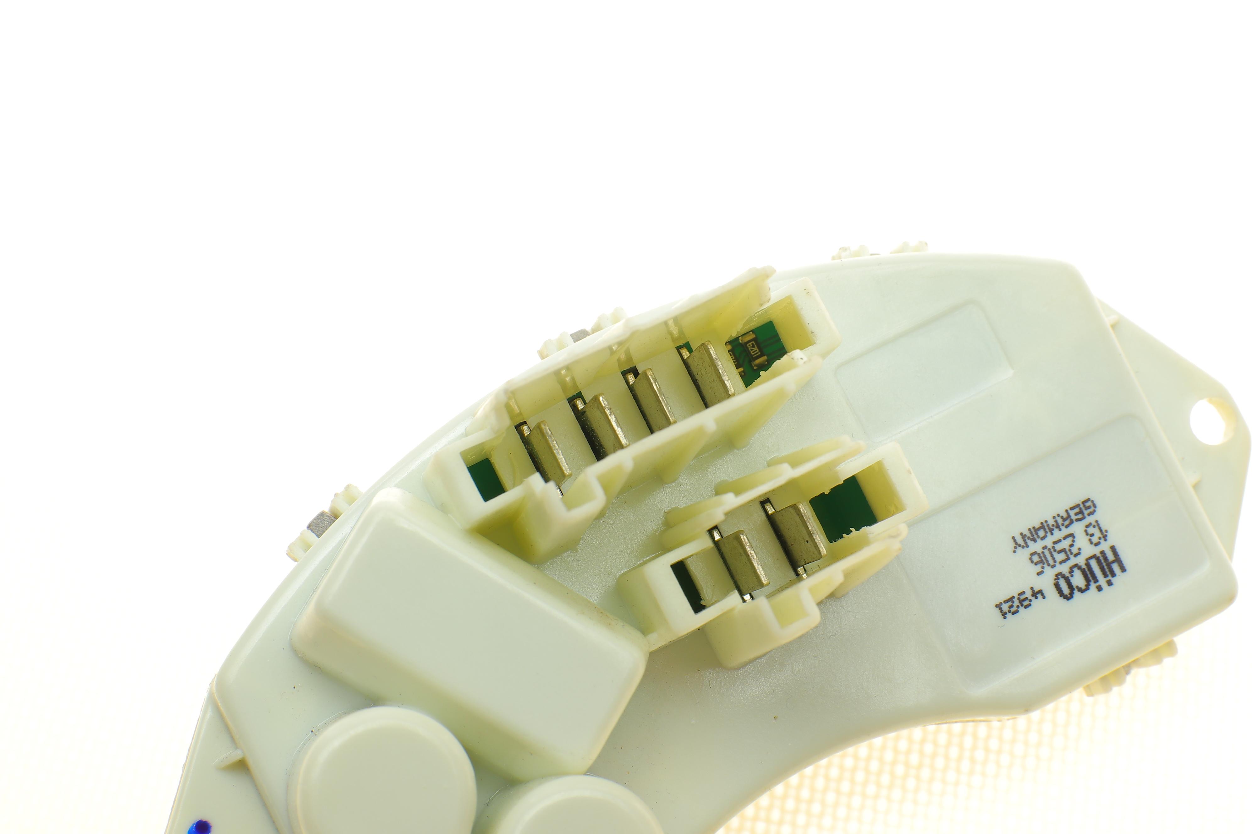 Резистор вентилятора печки BMW 3 (E90)/X5 (E70)/X3 (F25) 04-17 (HÜCO)