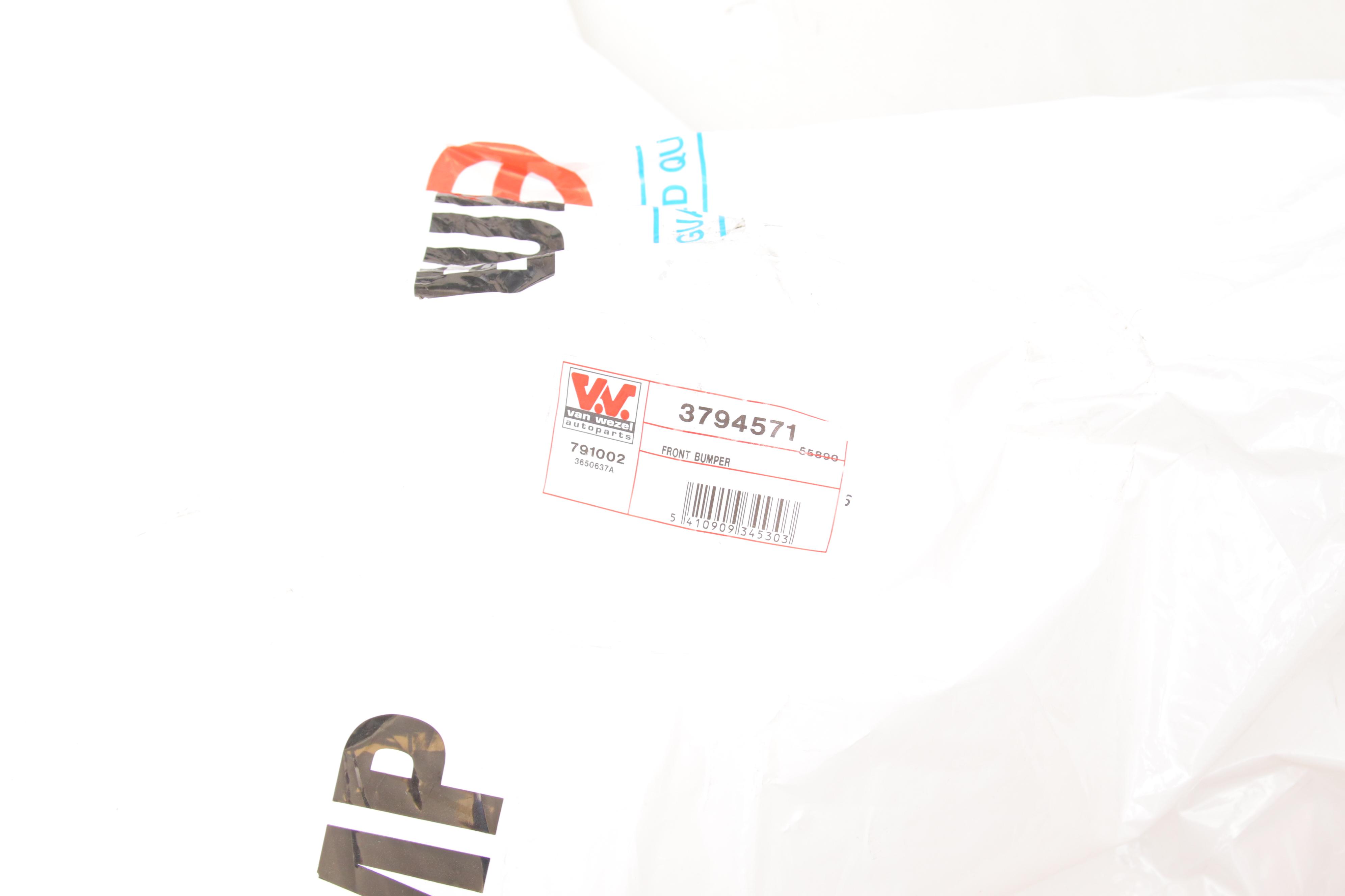 Бампер (передний) Opel Vivaro 01- (с отверстием для противотуманных фар)