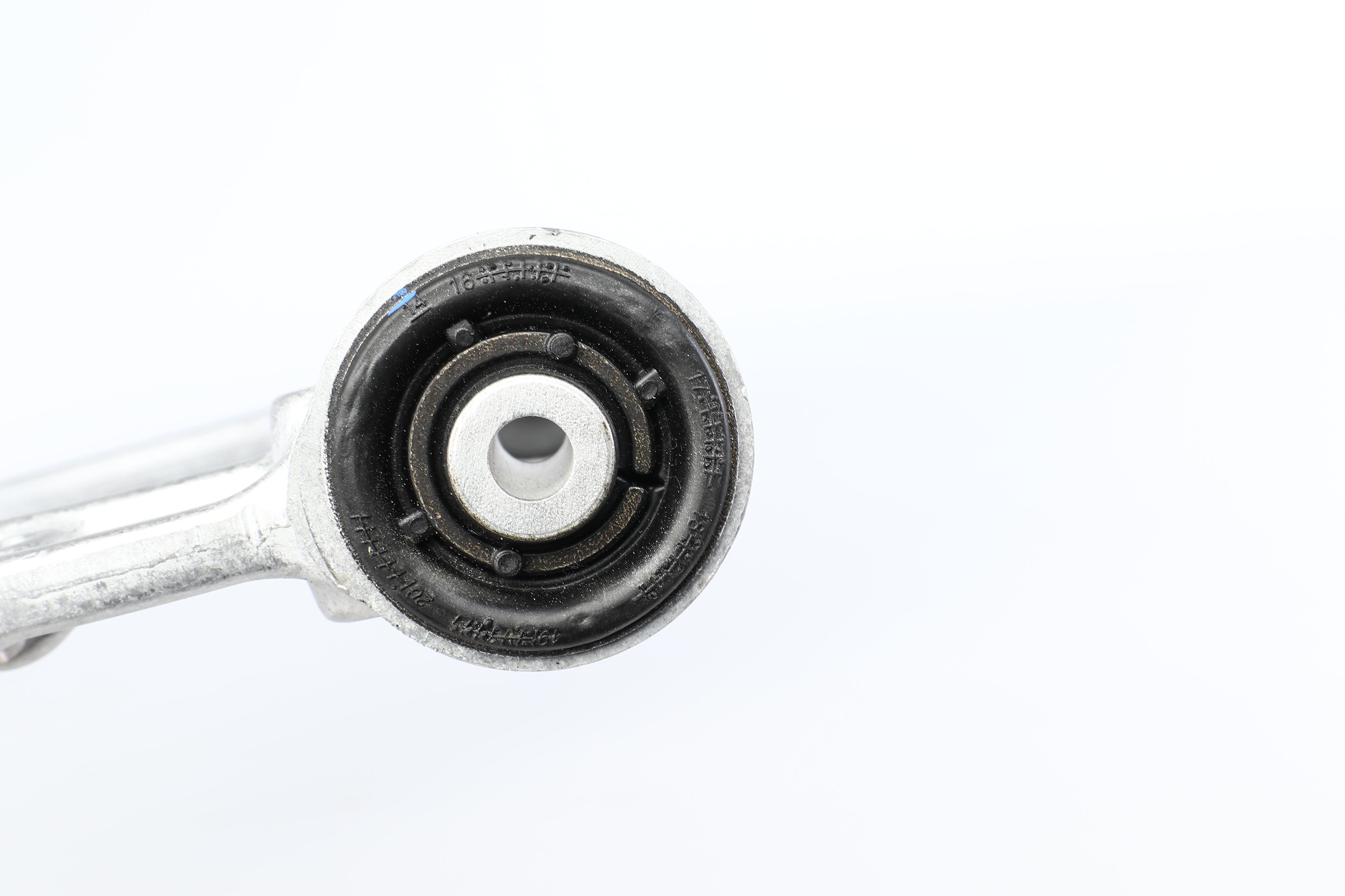 Важіль підвіски (передній/зверху) Audi Q7 07-15 (Quattro)