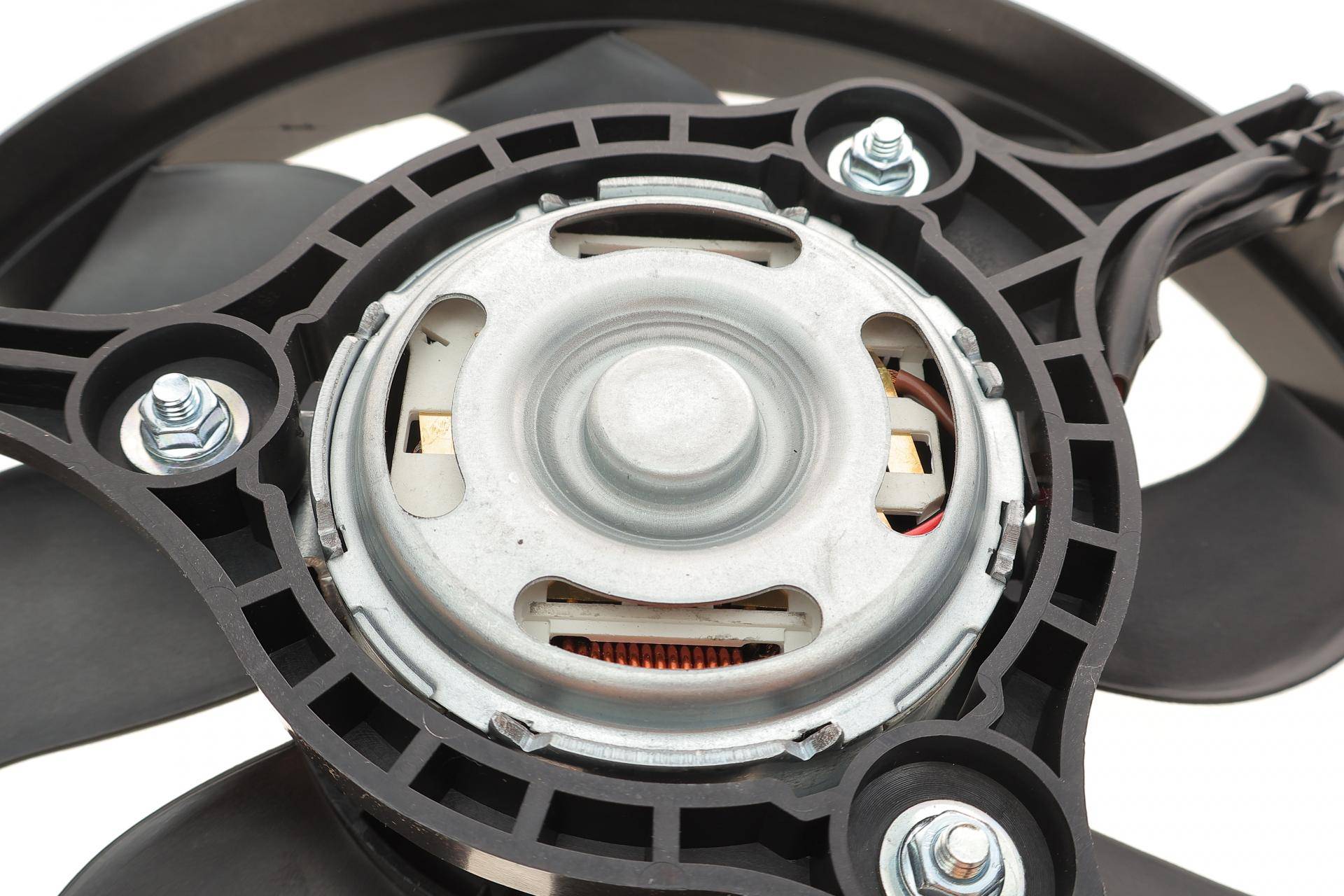 Вентилятор радіатора (електричний) Audi A4/A6 2.5/2.7D 97-05(пошкоджене кріплення)