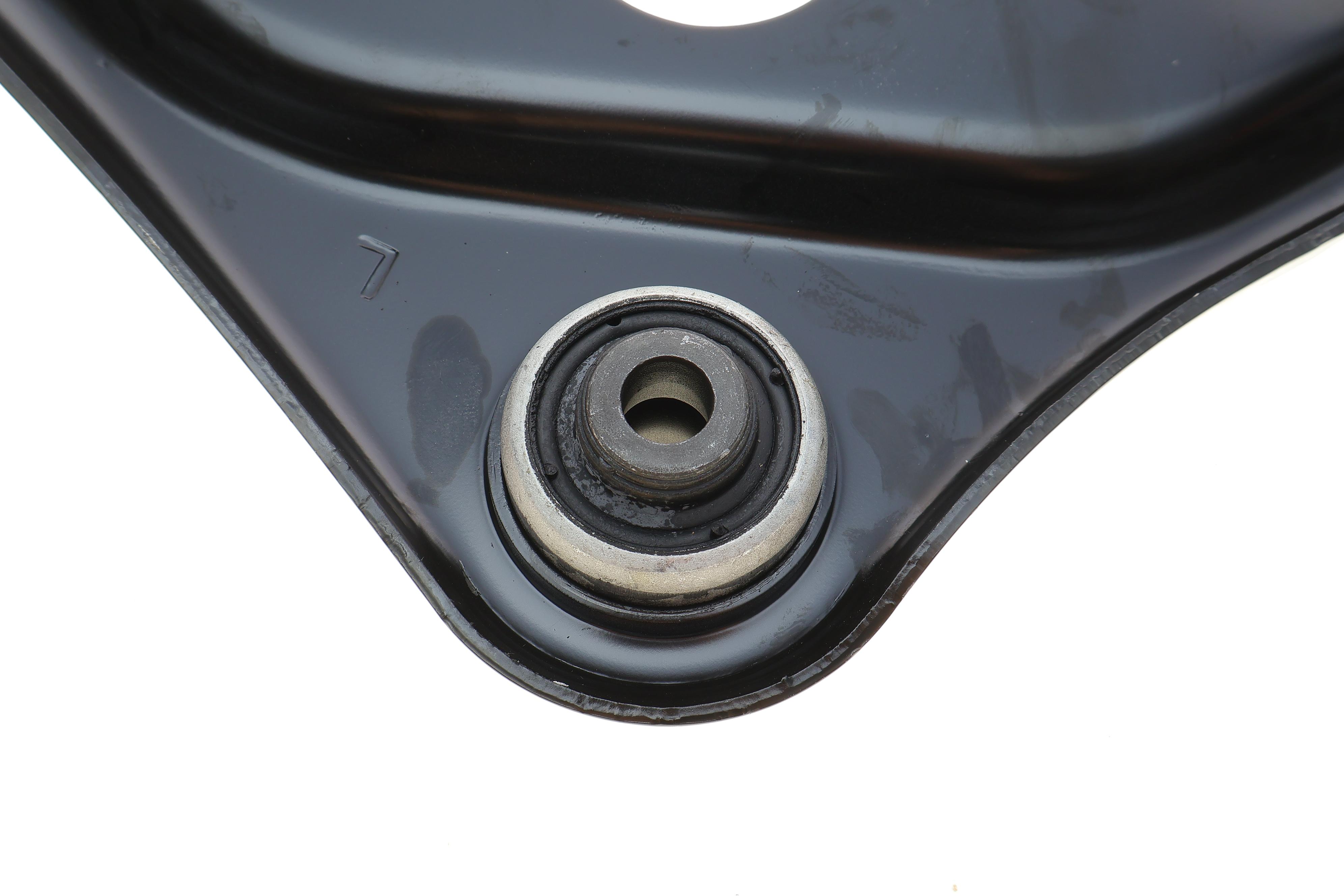 Важіль підвіски (передній/знизу) (L) Citroen C3 09-/Peugeot 207 06- (з кульовою)