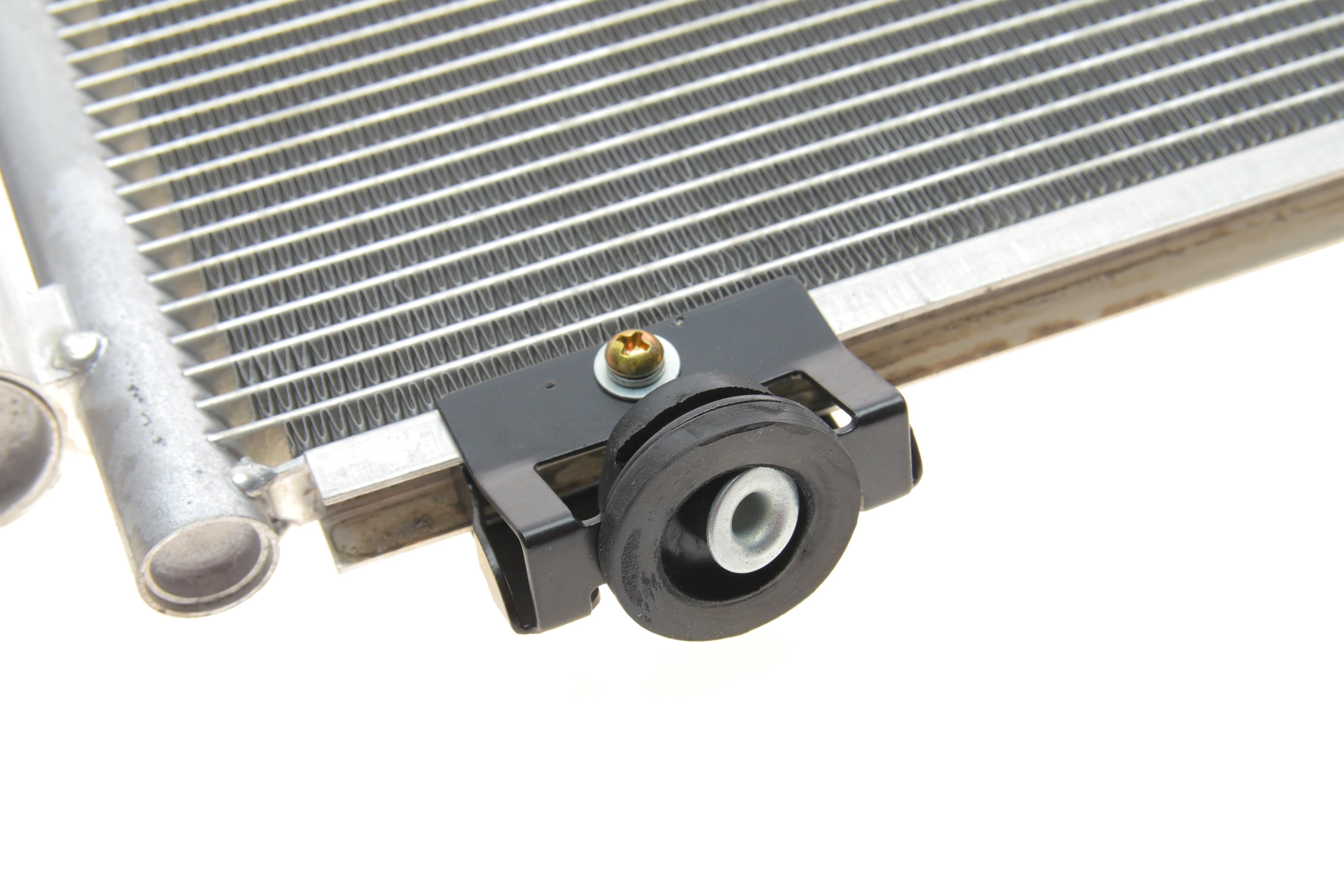 Радіатор кондиціонера (з осушувачем) Toyota avensis 2.0/2.4 03-18