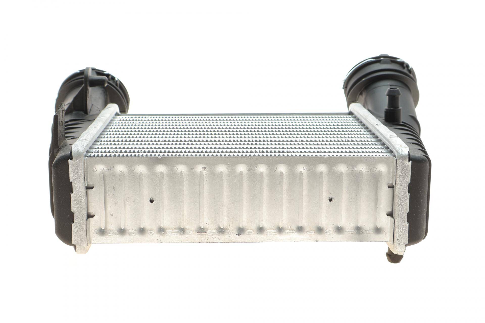 Радіатор інтеркулера VW Passat 1.9/2.0 TDI 00-05(пошкоджене кріплення)