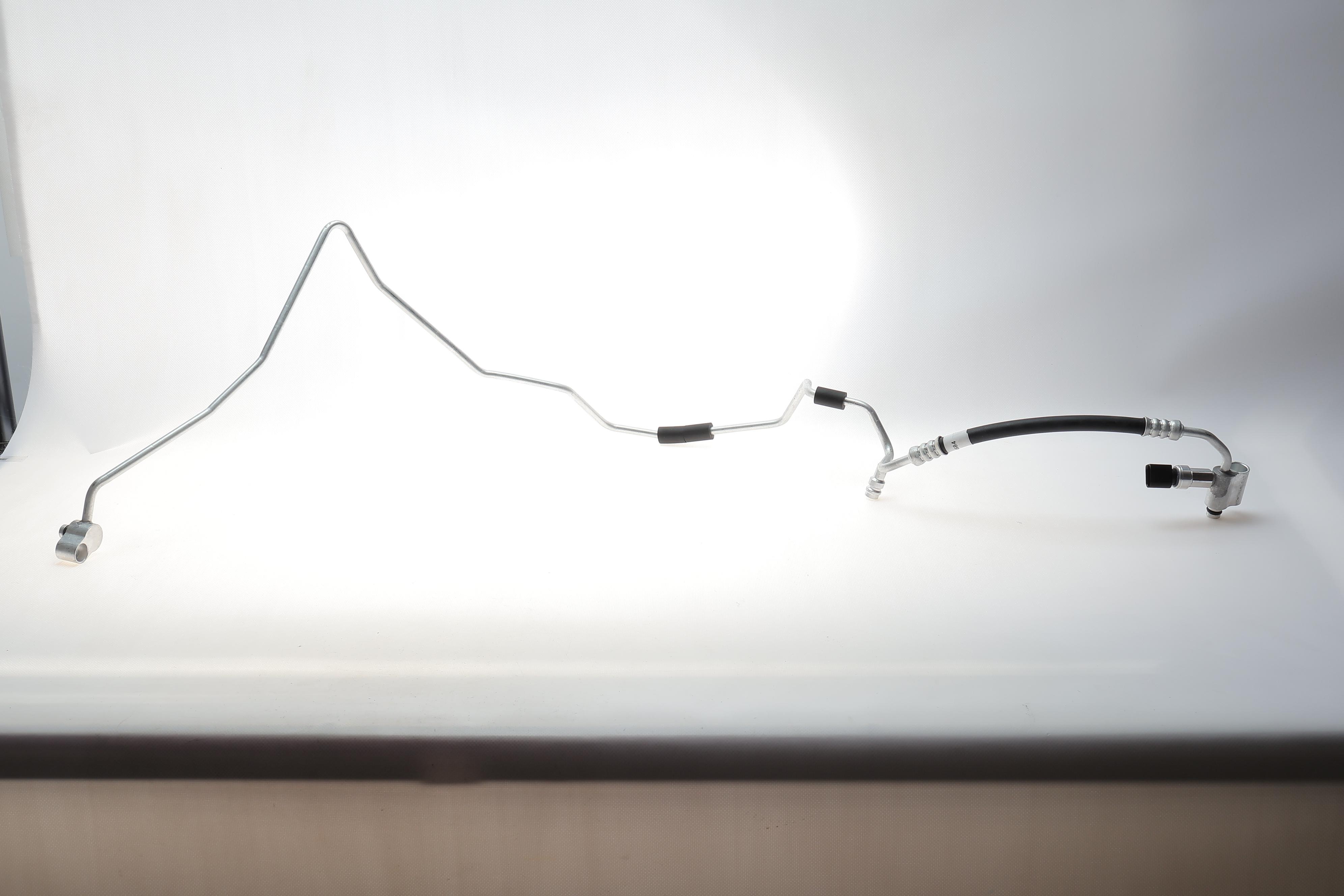 Трубка кондиционера VW Golf V 03-09/Skoda Octavia 04-10/Superb 08-15