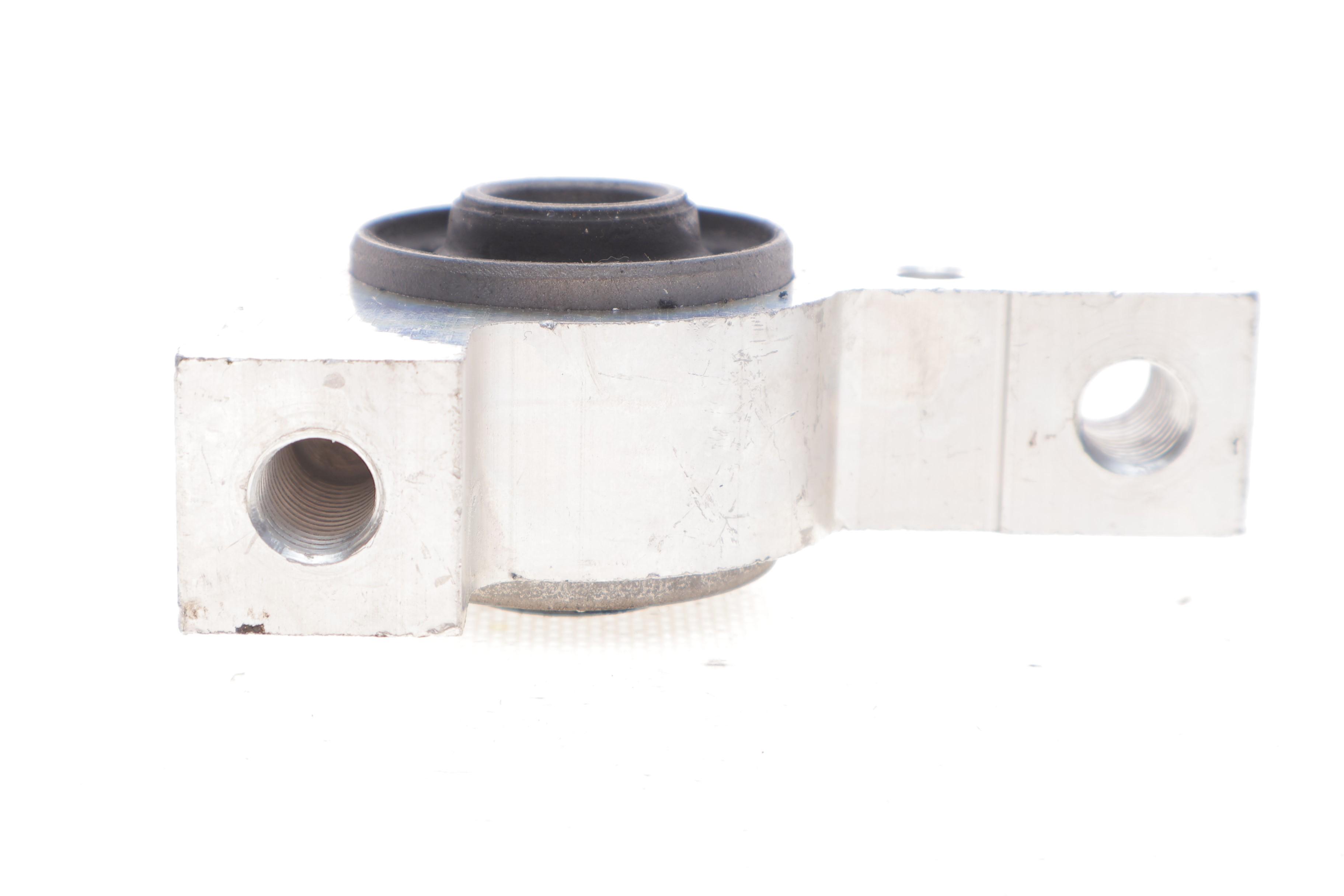 Сайлентблок важеля (переднього/знизу/ззаду) Citroen C5 01- (алю подрамник)