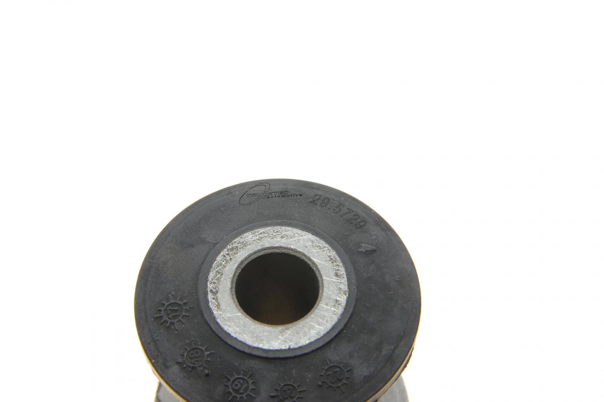 Сайлентблок важеля (переднього/знизу/спереду) Audi Q7/VW Touareg/Porsche Cayenne 02-