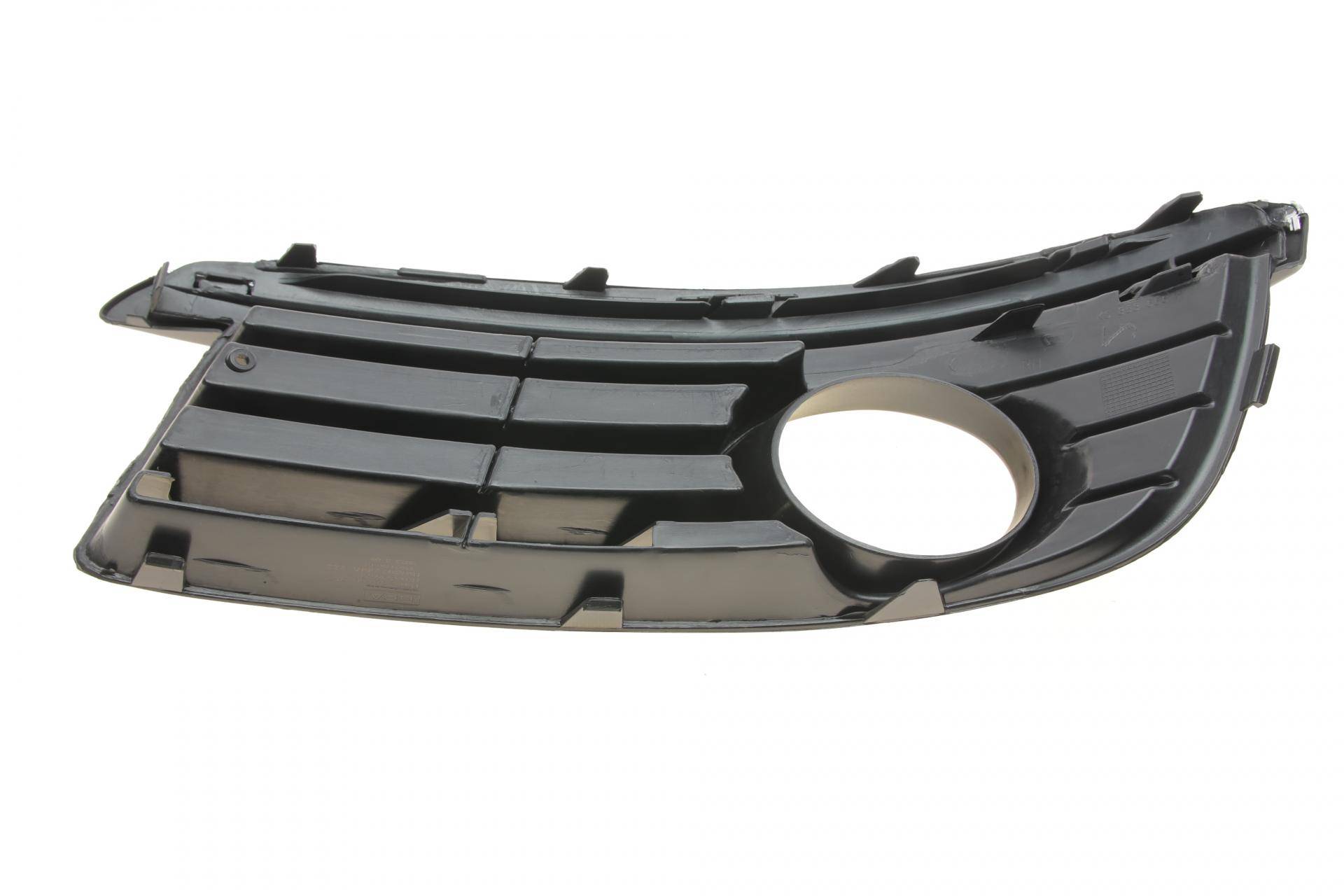 Вставка бампера (під протитуманку) VW Golf V/VI/Jetta III/IV 06- (R) (з хромом)