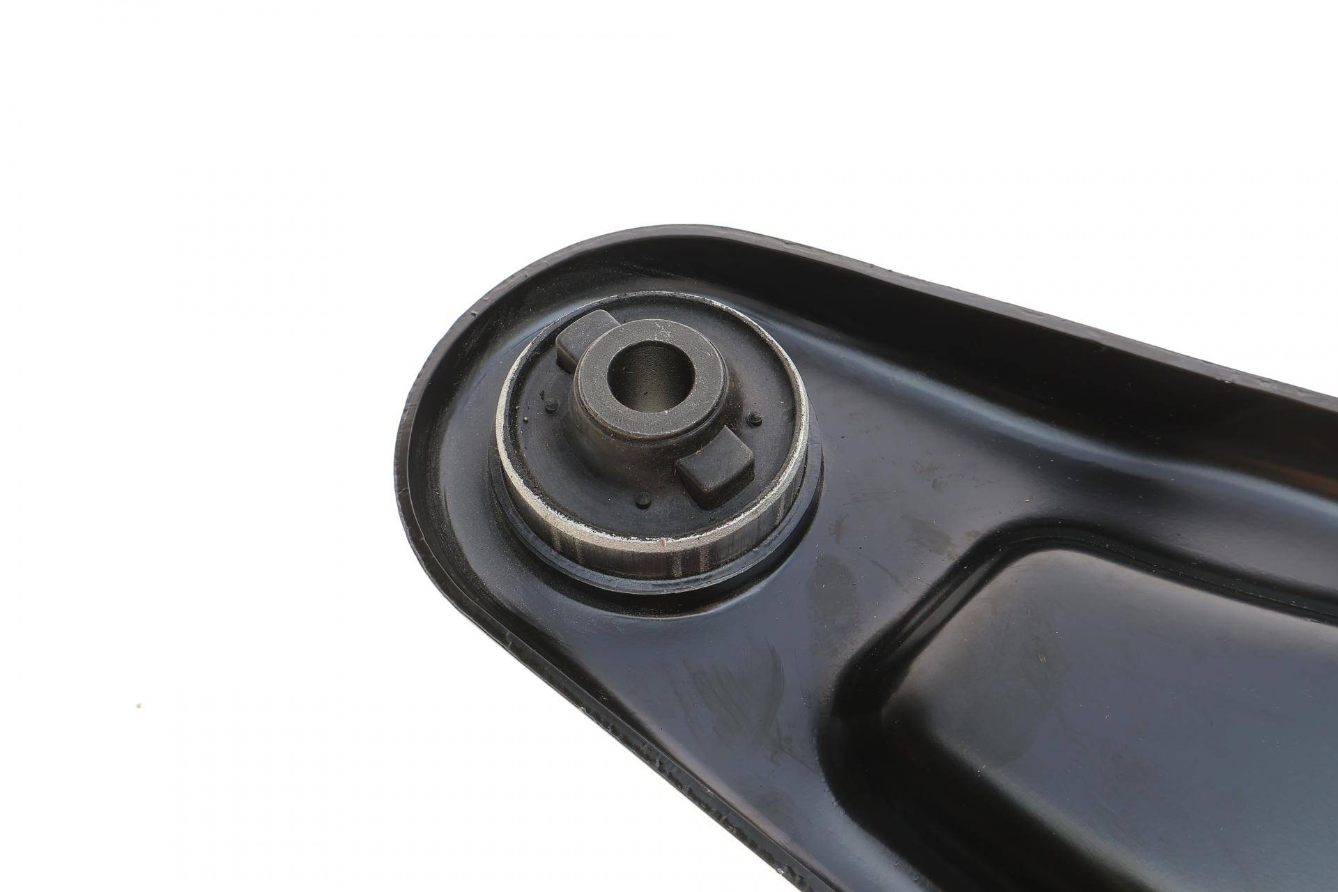 Важіль підвіски (передній/знизу) (R) Citroen C3 09-/Peugeot 207 06- (з кульовою)