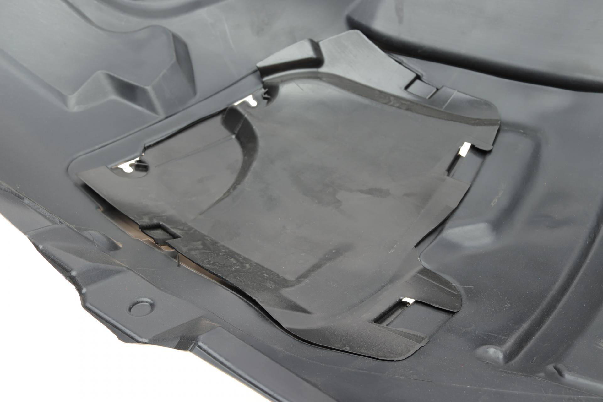 Підкрилок (передній) MB C-class (W205) 14- (L)