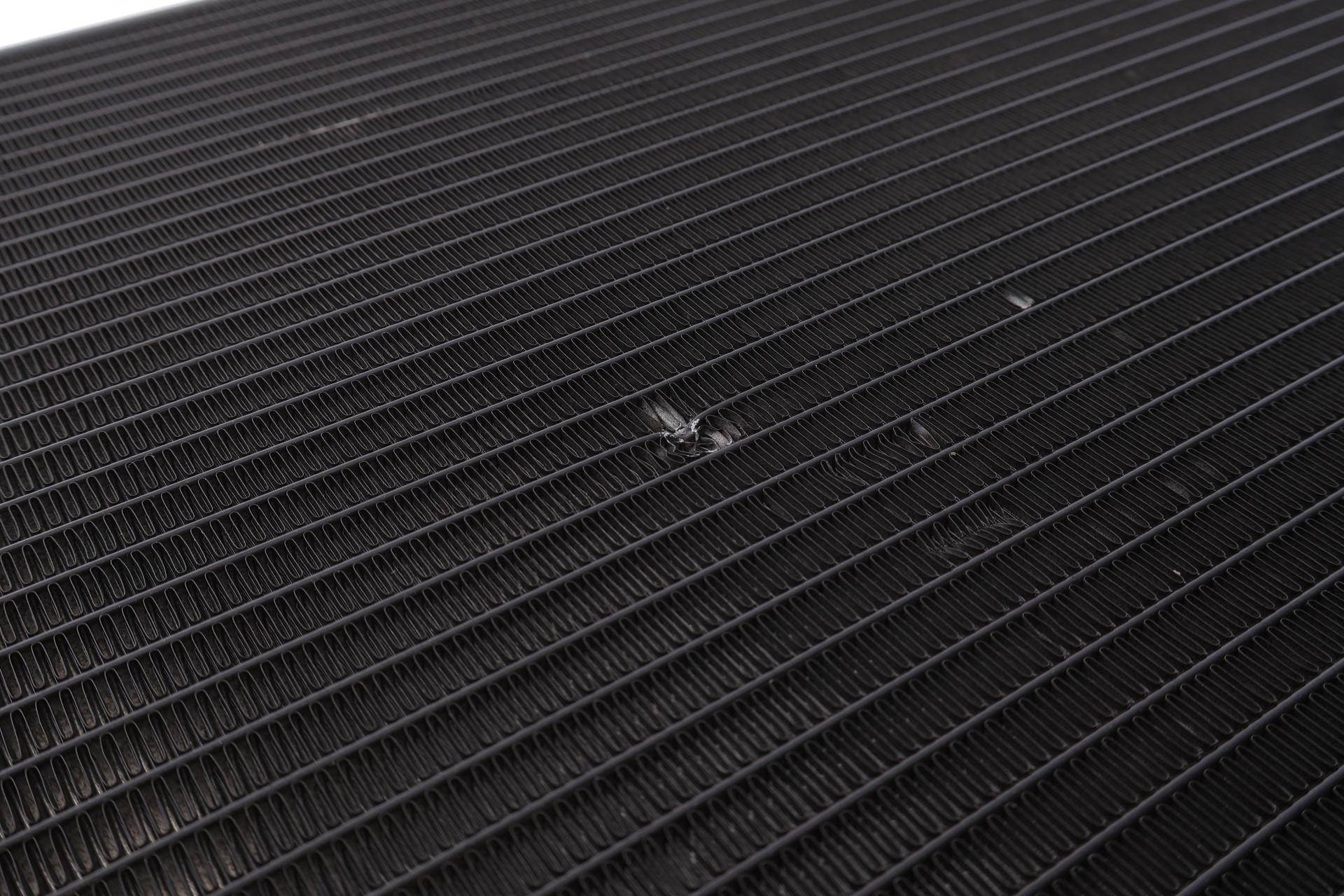 Радіатор кондиціонера Nissan Qashqai 2.0dCi 07-13(незначне пошкодження)