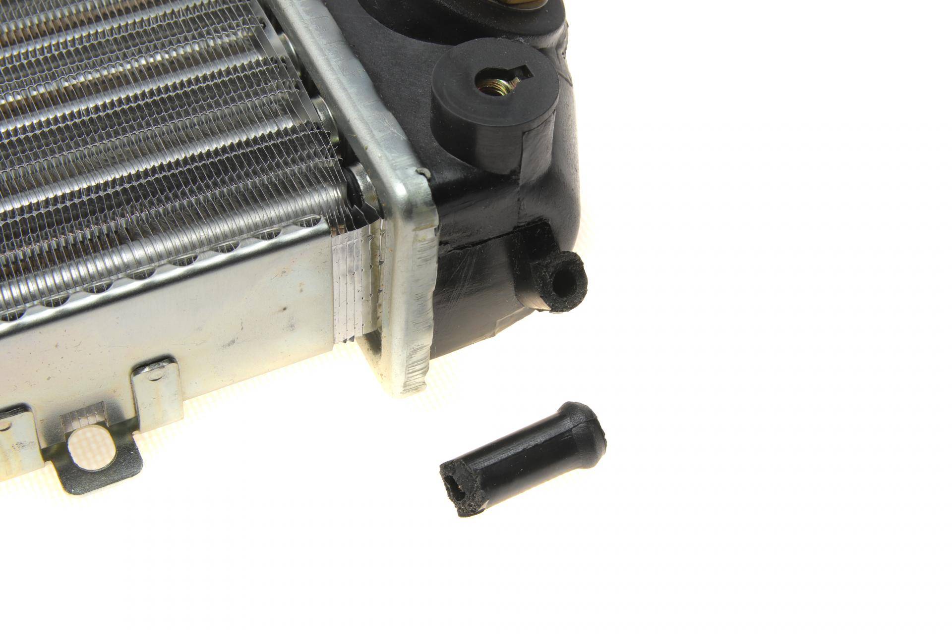 Радіатор охолодження Opel Astra G/Zafira A 1.6-2.2D 98-05 (Економ-клас)(пошкоджений штуцер)