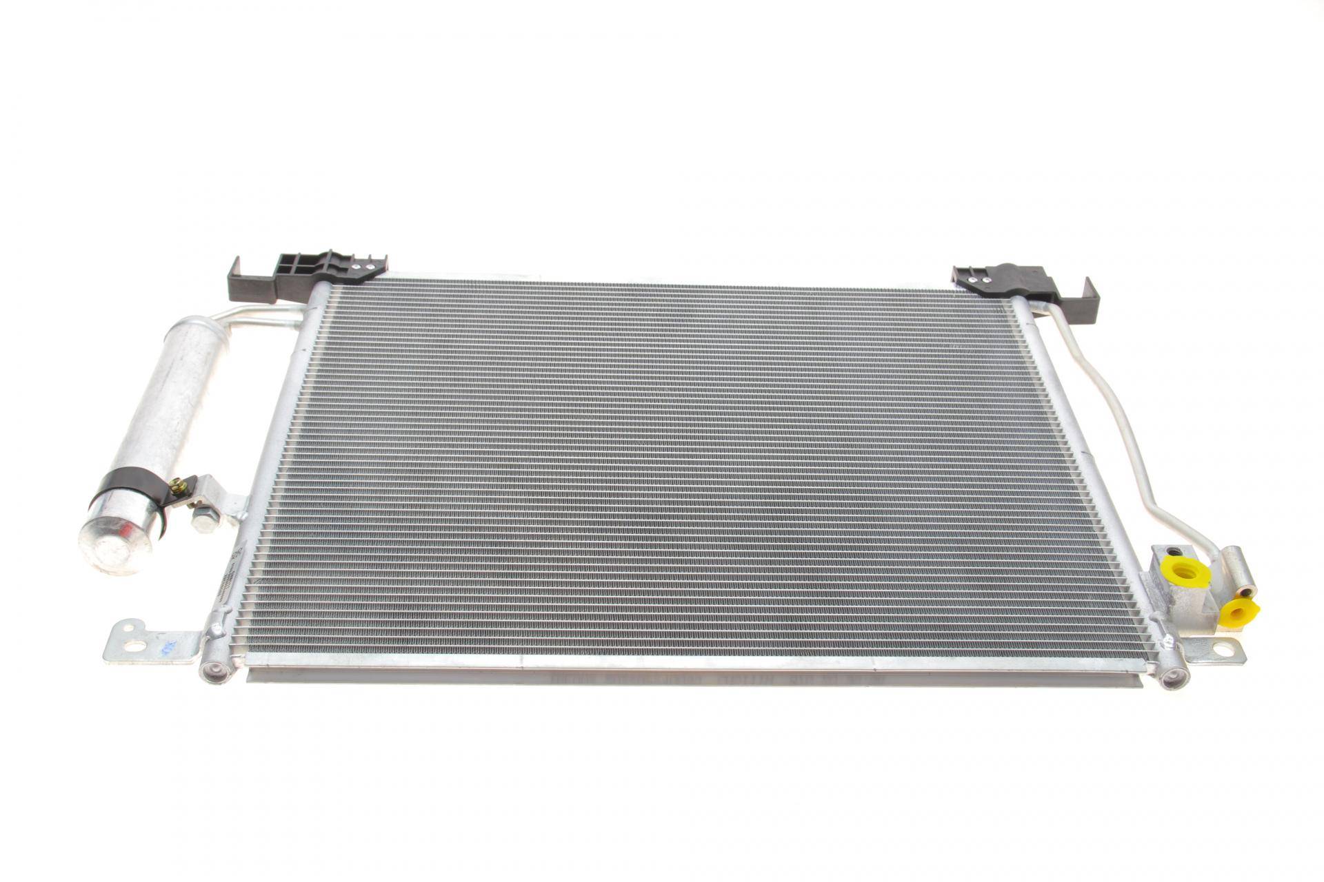 Радіатор кондиціонера (з осушувачем) Nissan Juke 1.2/1.6DIG-T/1.5dCi 10-