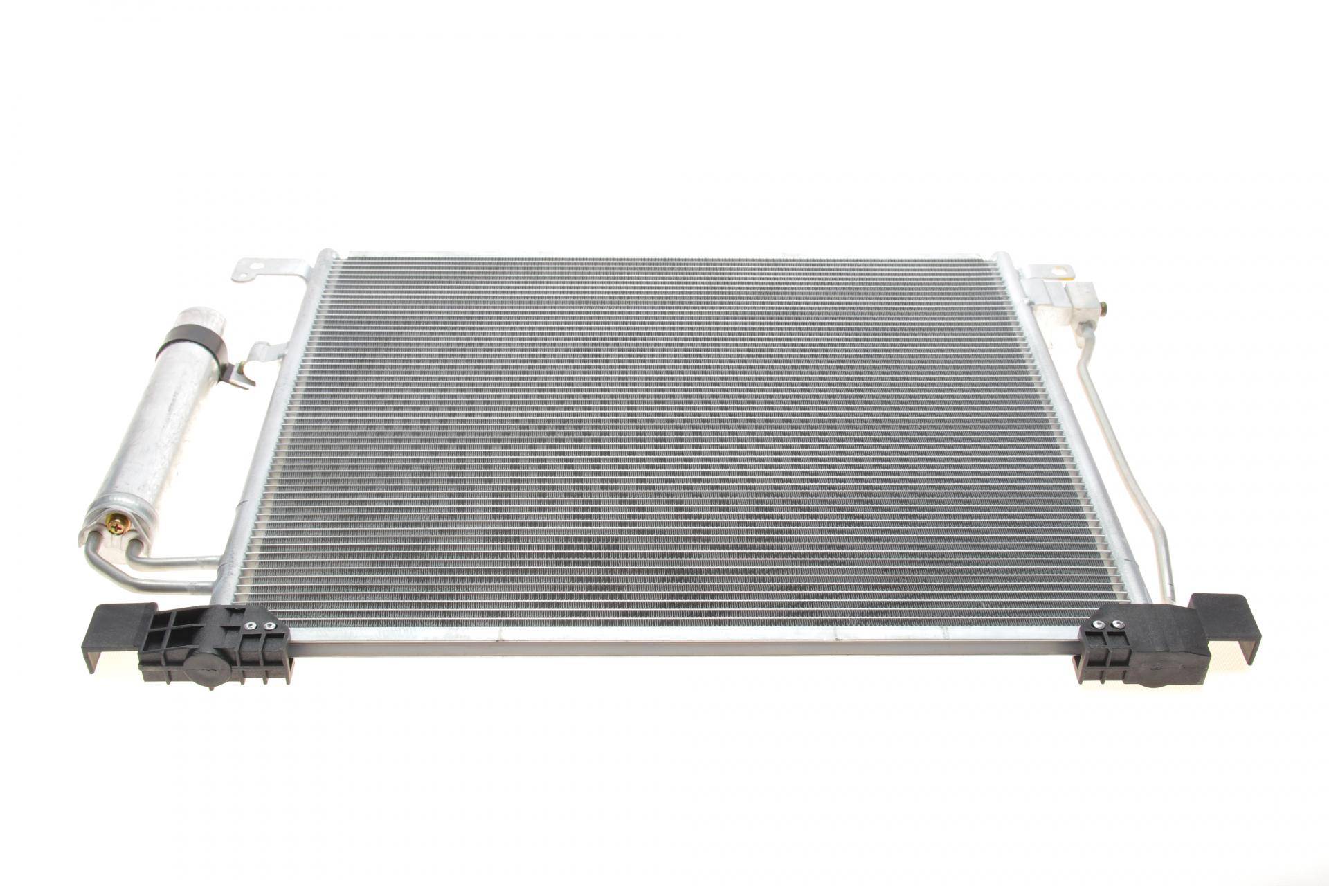 Радіатор кондиціонера (з осушувачем) Nissan Juke 1.2/1.6DIG-T/1.5dCi 10-