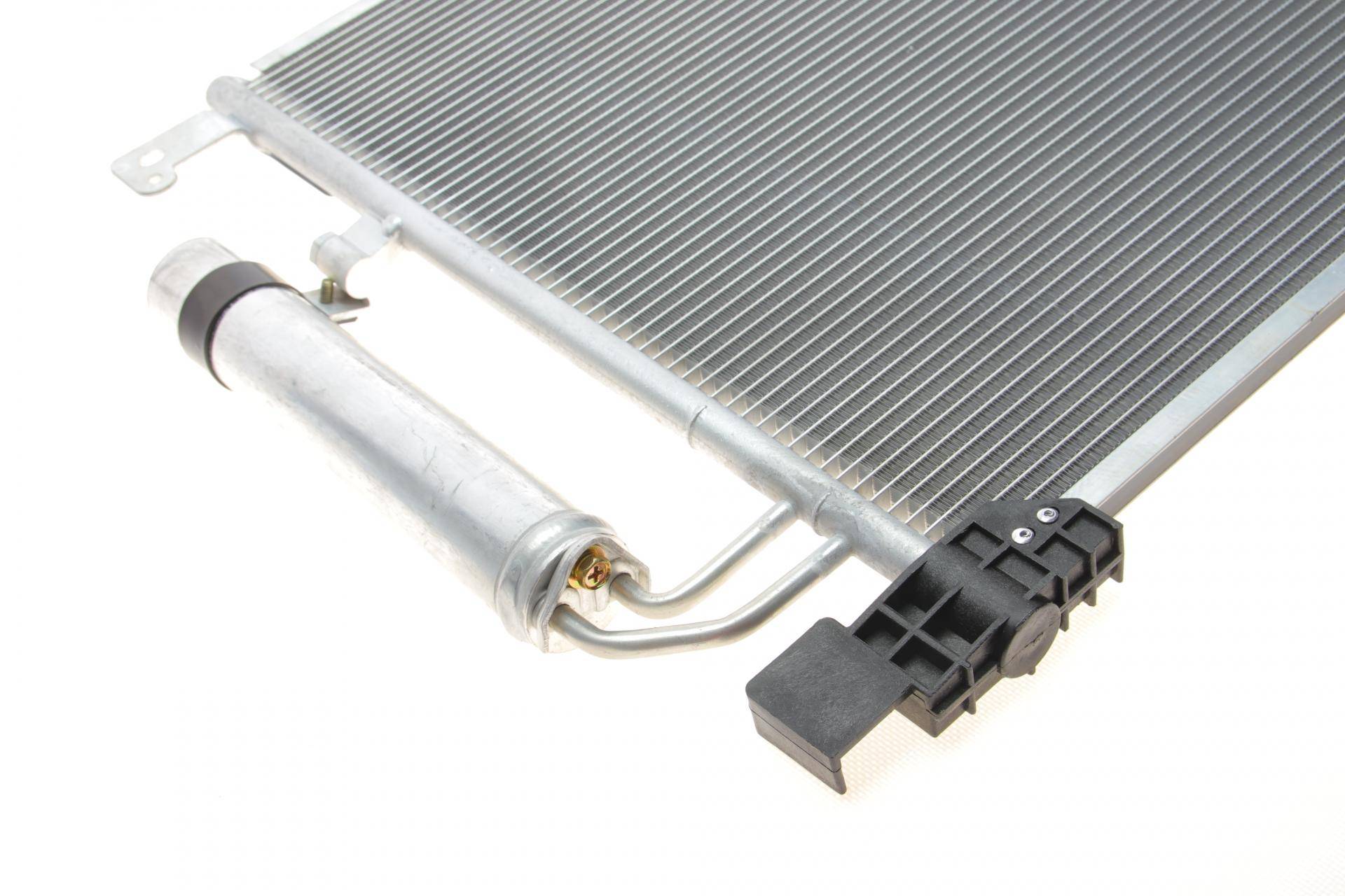 Радіатор кондиціонера (з осушувачем) Nissan Juke 1.2/1.6DIG-T/1.5dCi 10-