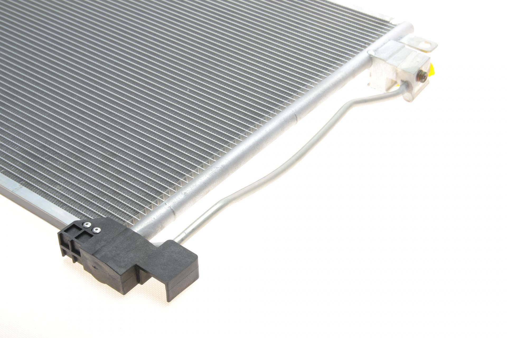 Радіатор кондиціонера (з осушувачем) Nissan Juke 1.2/1.6DIG-T/1.5dCi 10-