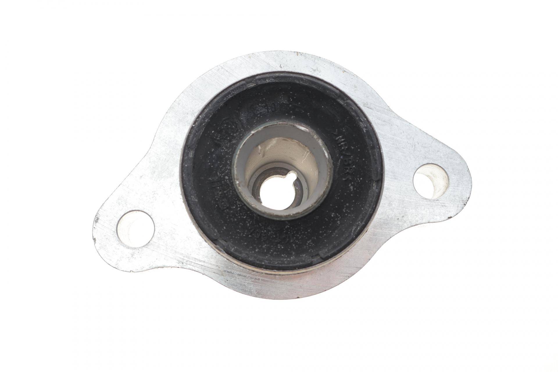 Сайлентблок важеля (переднього/спереду) MB Vito (W639) 11-14 (L) (з кронштейном)