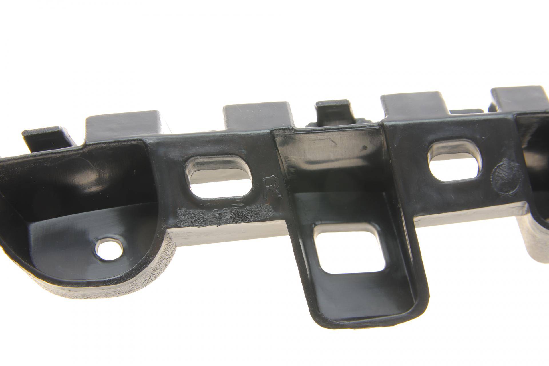 Кронштейн кріплення бампера (переднього/R) VW Passat 10-14