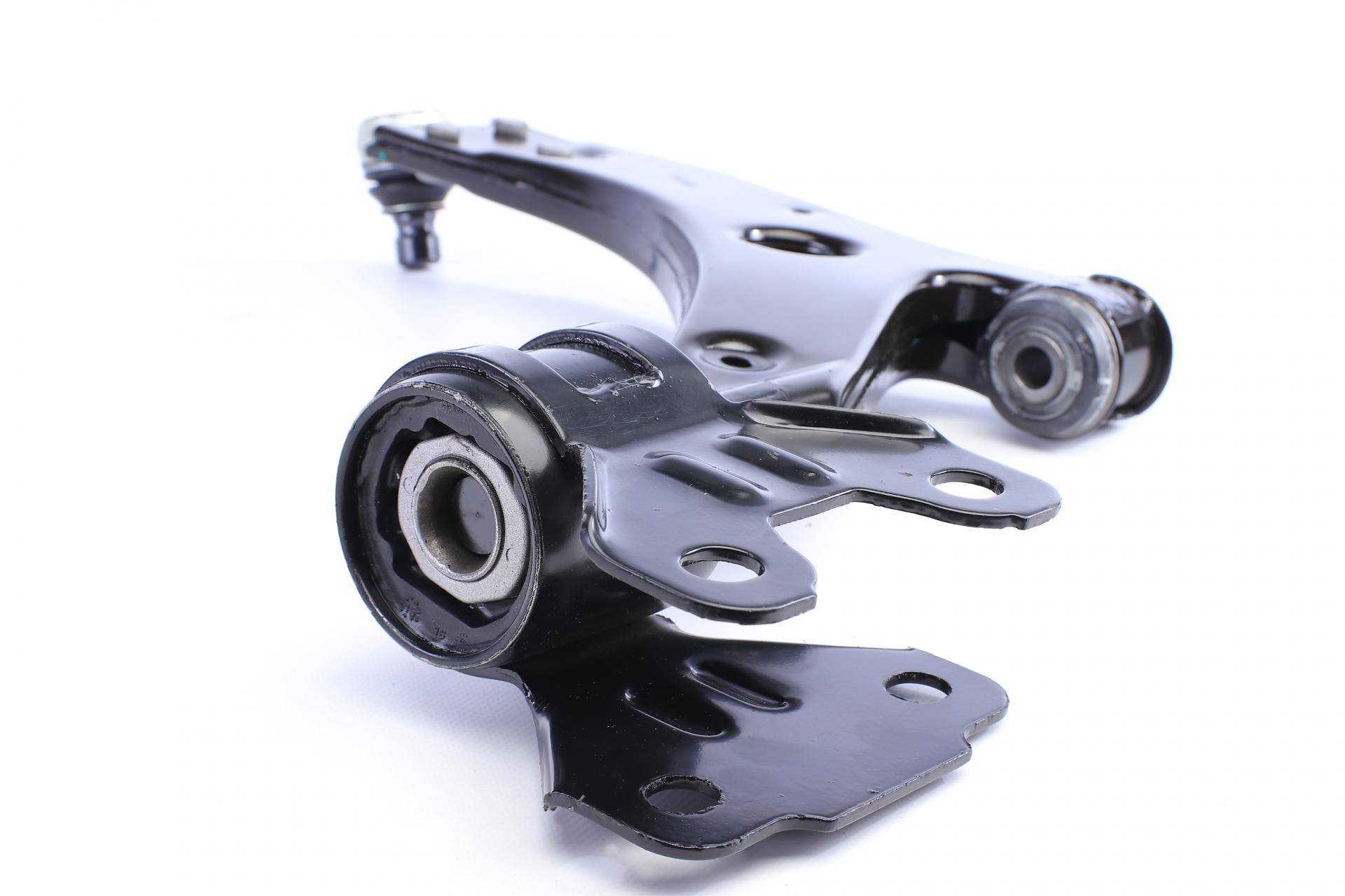 Важіль підвіски (передній/знизу) (R) Ford Focus III/C-Max II 10- (з кульовою d=21mm)