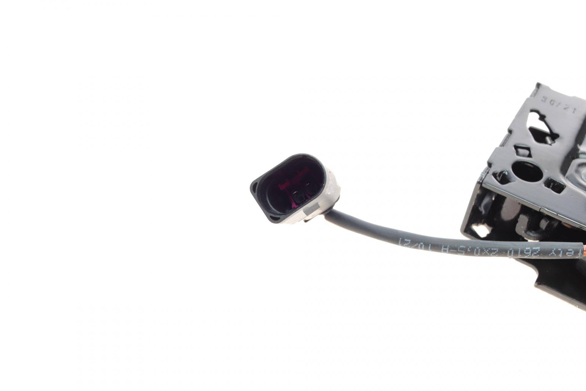 Замок капота Skoda SuperB 15- (OE VAG)