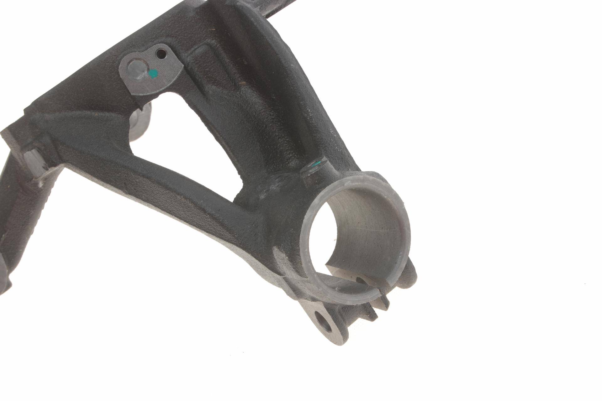 Кулак поворотний (цапфа) VW Golf 14- (L) (OE VAG)