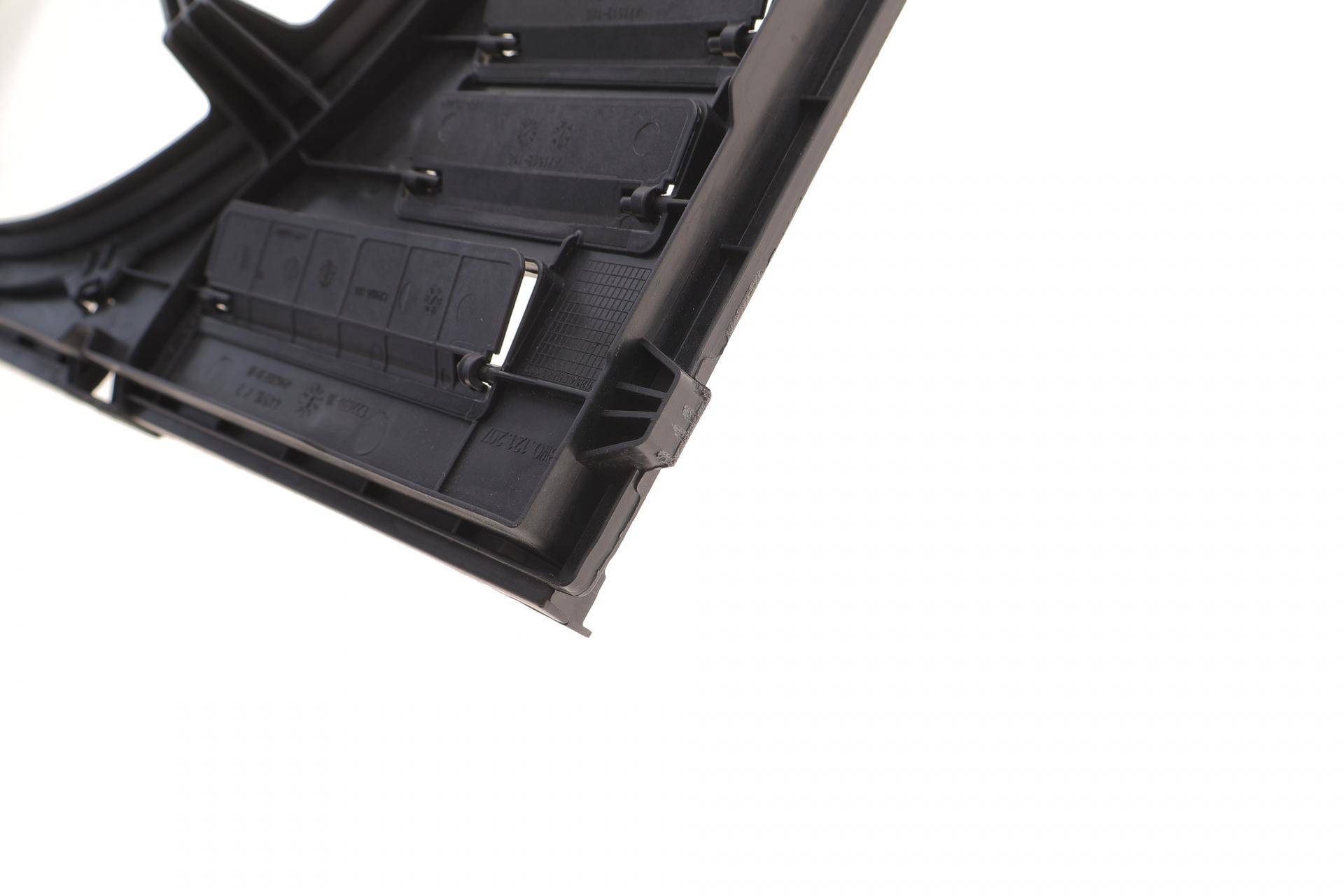 Дифузор радіатора Audi A4 15-/A5 17-/A6 19-/Q5 17-/A7/Q7 15-/Q8 18-/VW Touareg 18-23(пошкоджена направляюча)