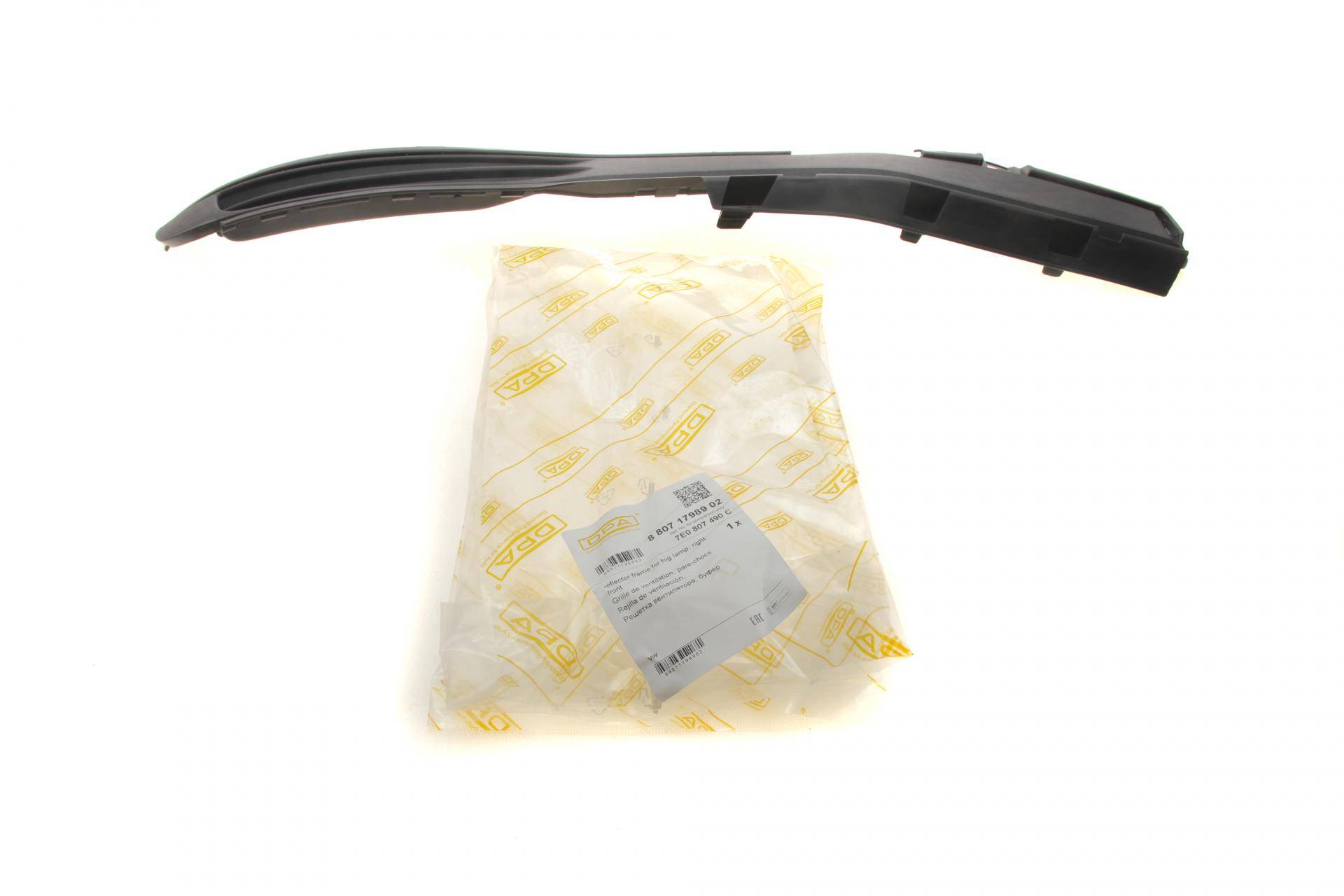 Вставка бампера (під протитуманку) VW T6 2.0 TDI 15- (R)