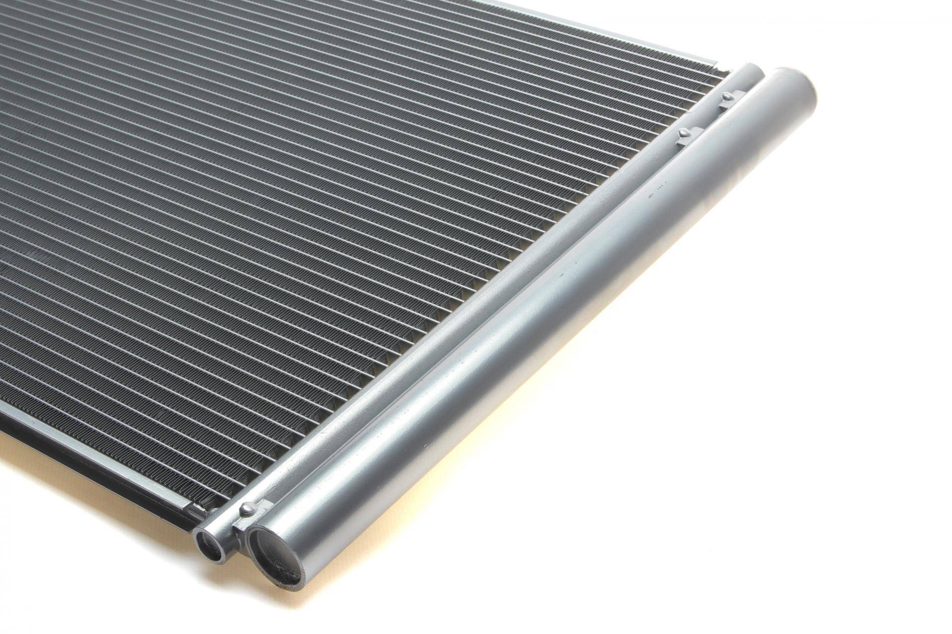 Радіатор кондиціонера (з осушувачем) VW Touareg 3.0-4.2/TDI/TSI/FSI 10-18