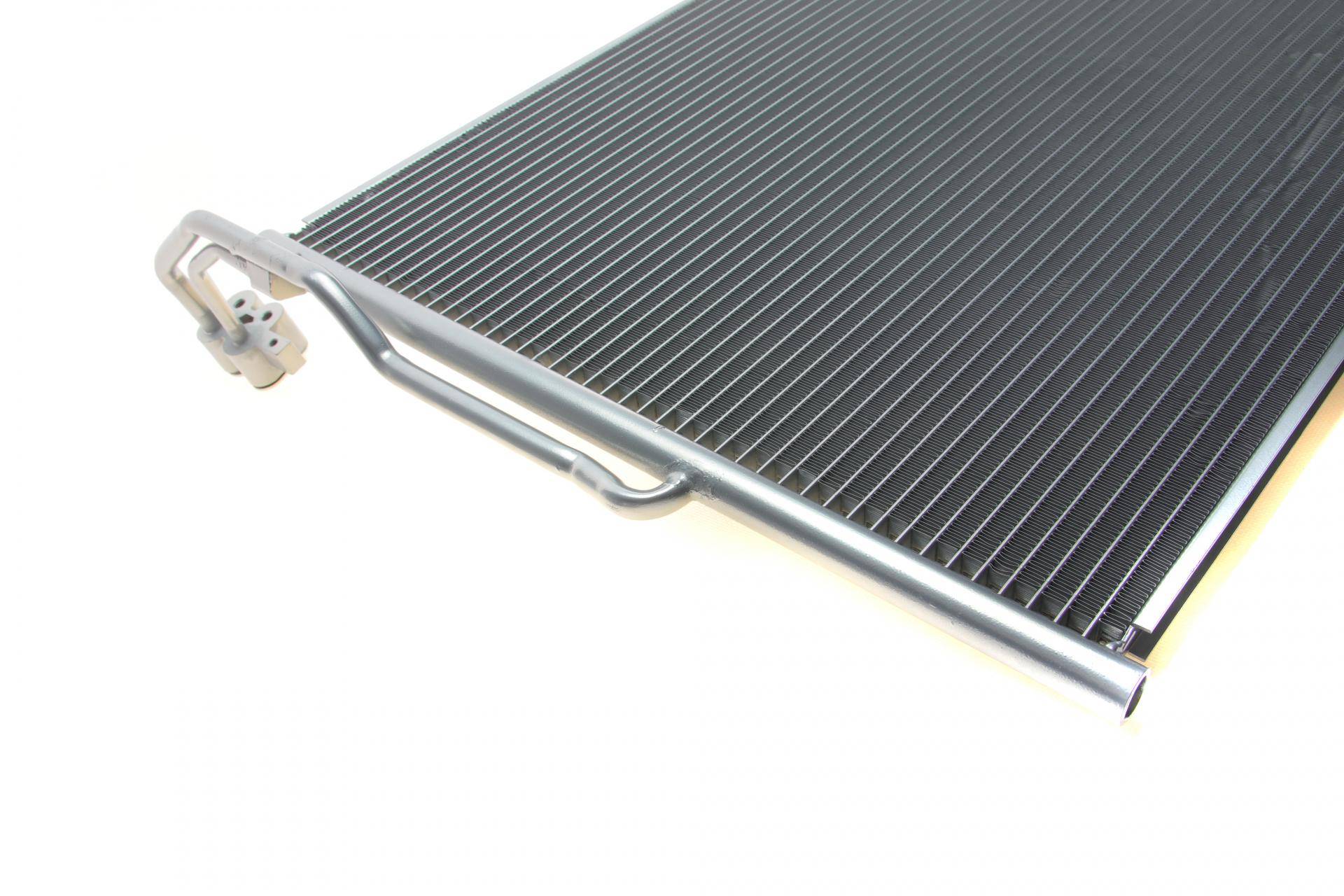 Радіатор кондиціонера (з осушувачем) VW Touareg 3.0-4.2/TDI/TSI/FSI 10-18