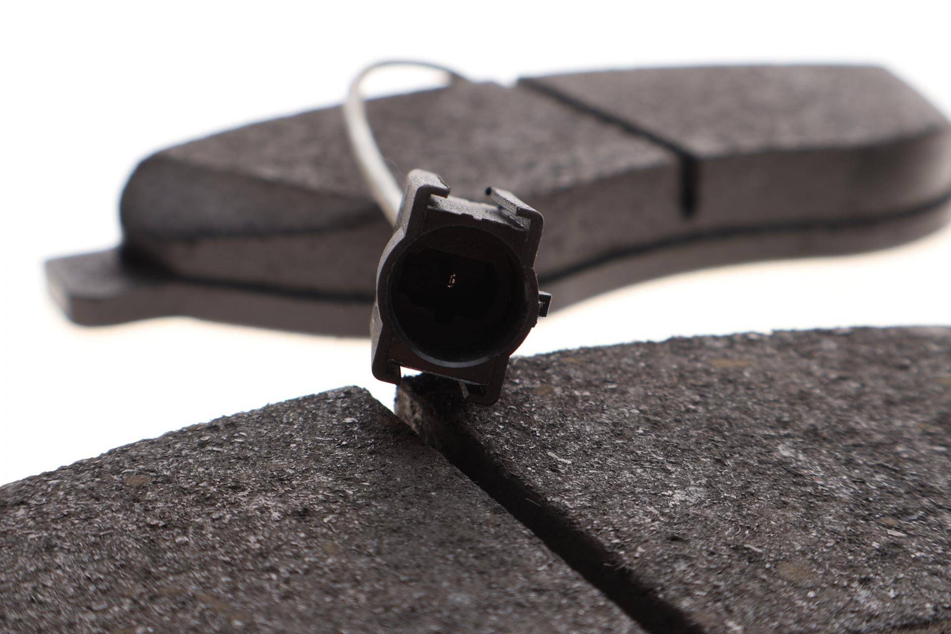 Колодки гальмівні (передні) Citroen Jumper/Fiat Ducato/Peugeot Boxer 06- (+датчик)