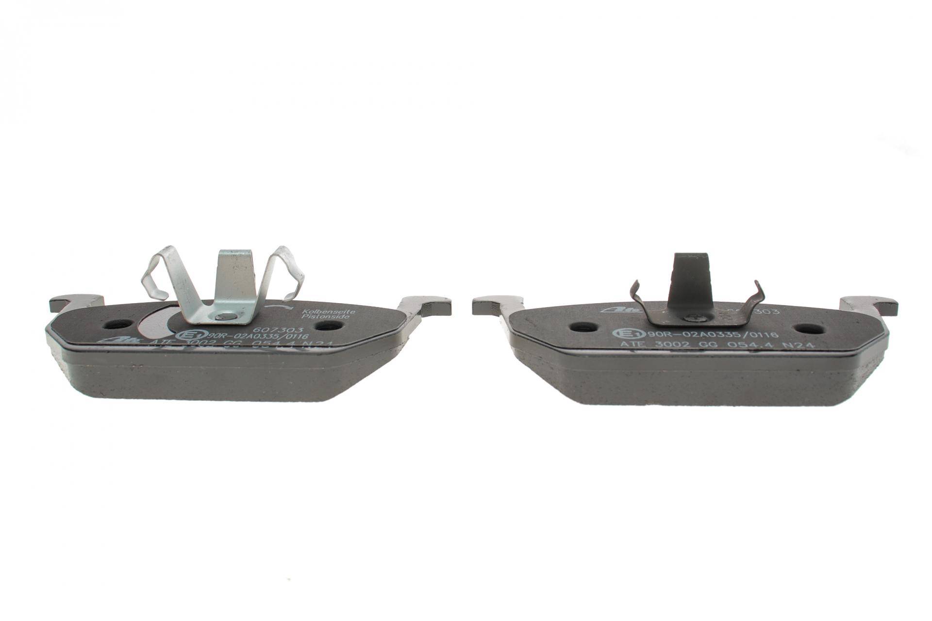 Колодки гальмівні (передні) Audi A3/Seat Leon/Skoda Octavia IV/V/VW Golf VII 12- (VW) (+датчик)