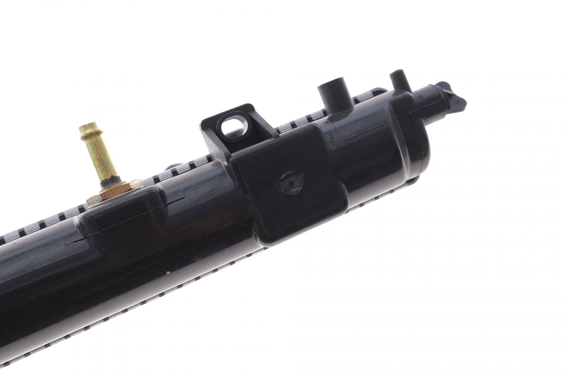 Радіатор охолодження Subaru Forester 2.0 AWD 02-08 (пошкоджена направляюча)