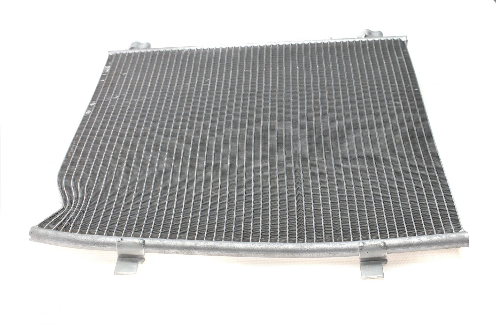 Радіатор кондиціонера Renault Trafic 2.0dCi 06-(незначне пошкодження)