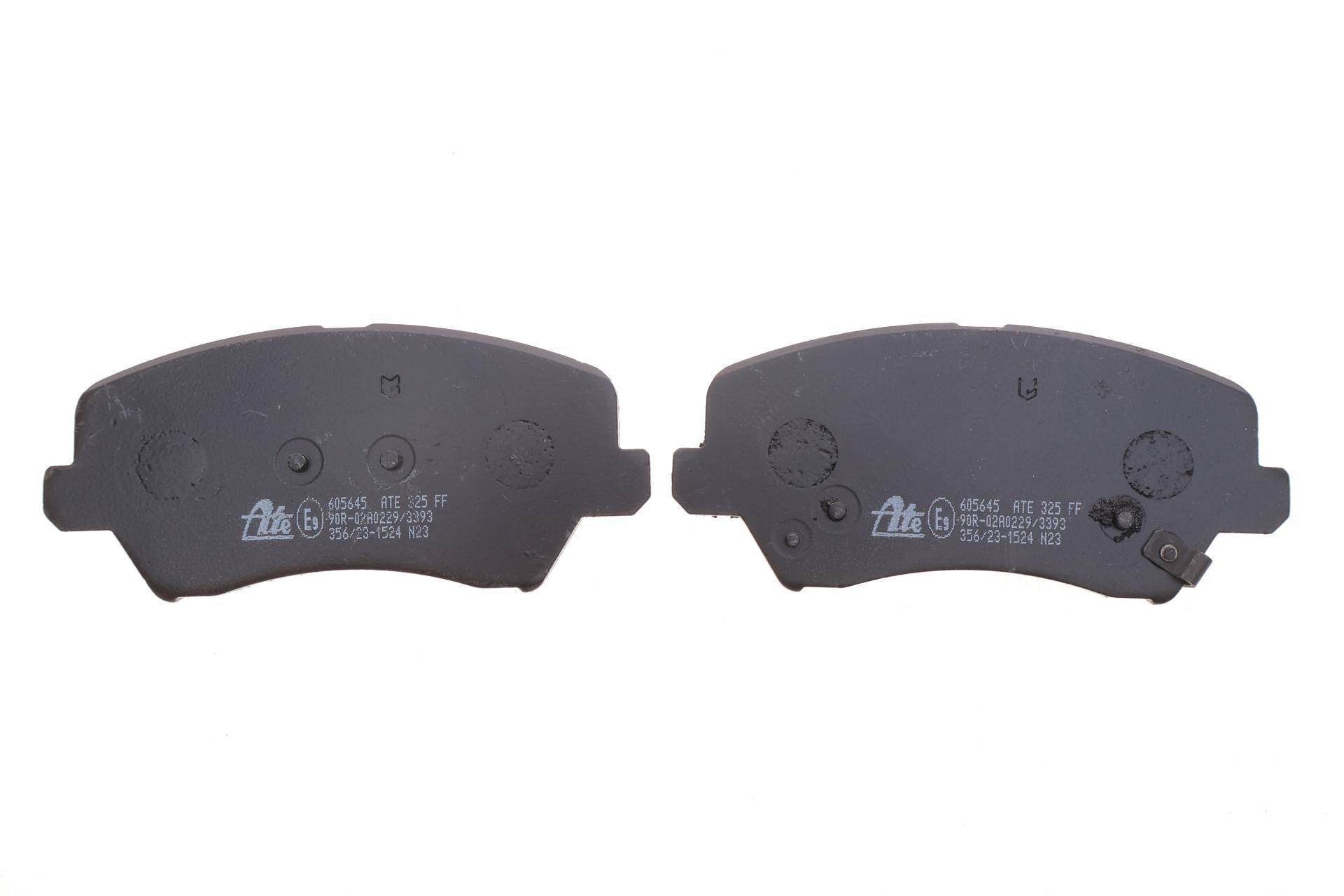 Колодки гальмівні (передні) Hyundai Elantra 10-/ i30 11-/ Kia Ceed 12- (Mando) (з аксесуарами)