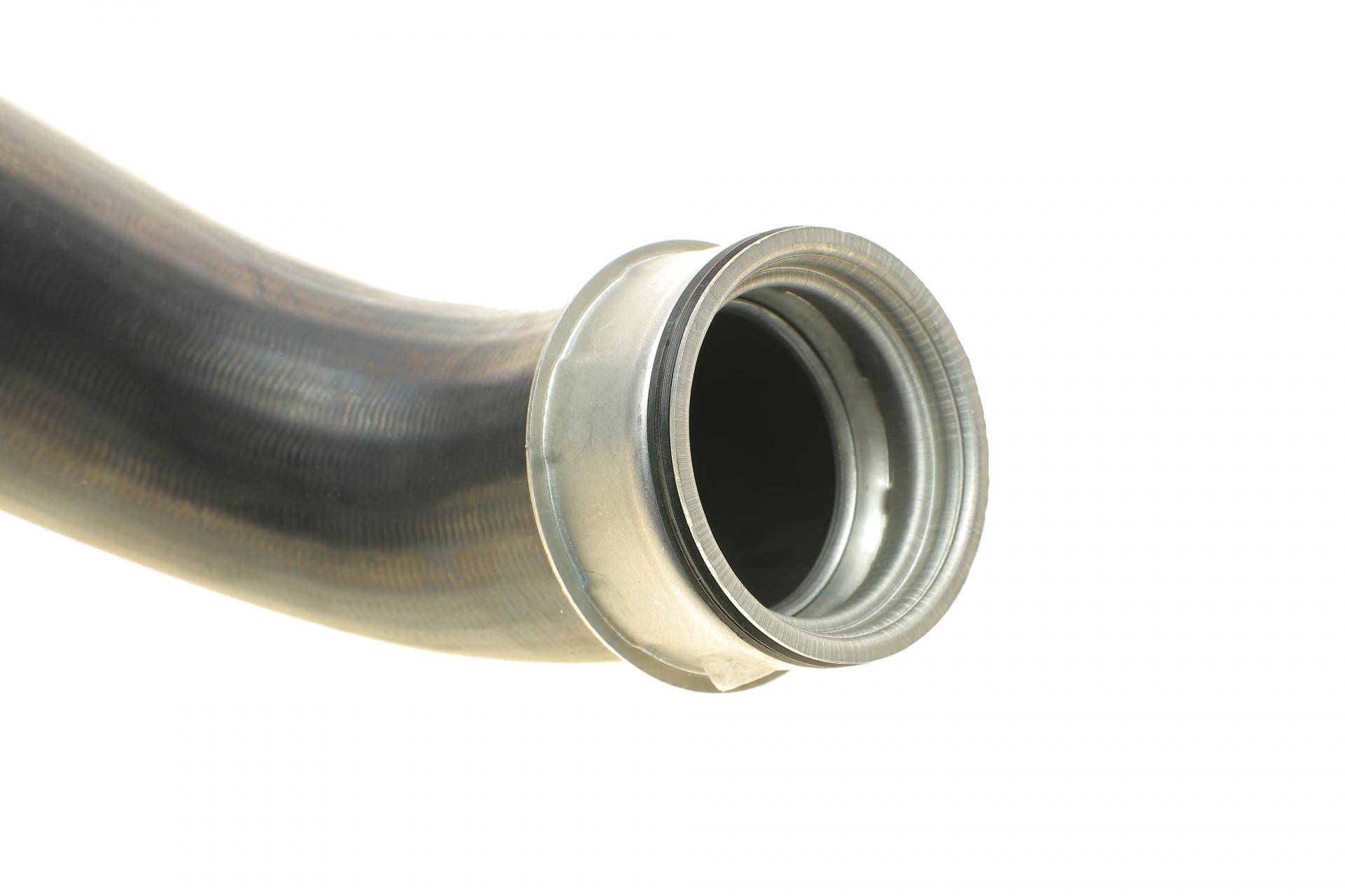 Патрубок інтеркулера (L) VW Caddy III 1.9 TDI 04-10 (2KB/2KJ/2CB/2CJ/2KA/2KH/2CA/2CH)