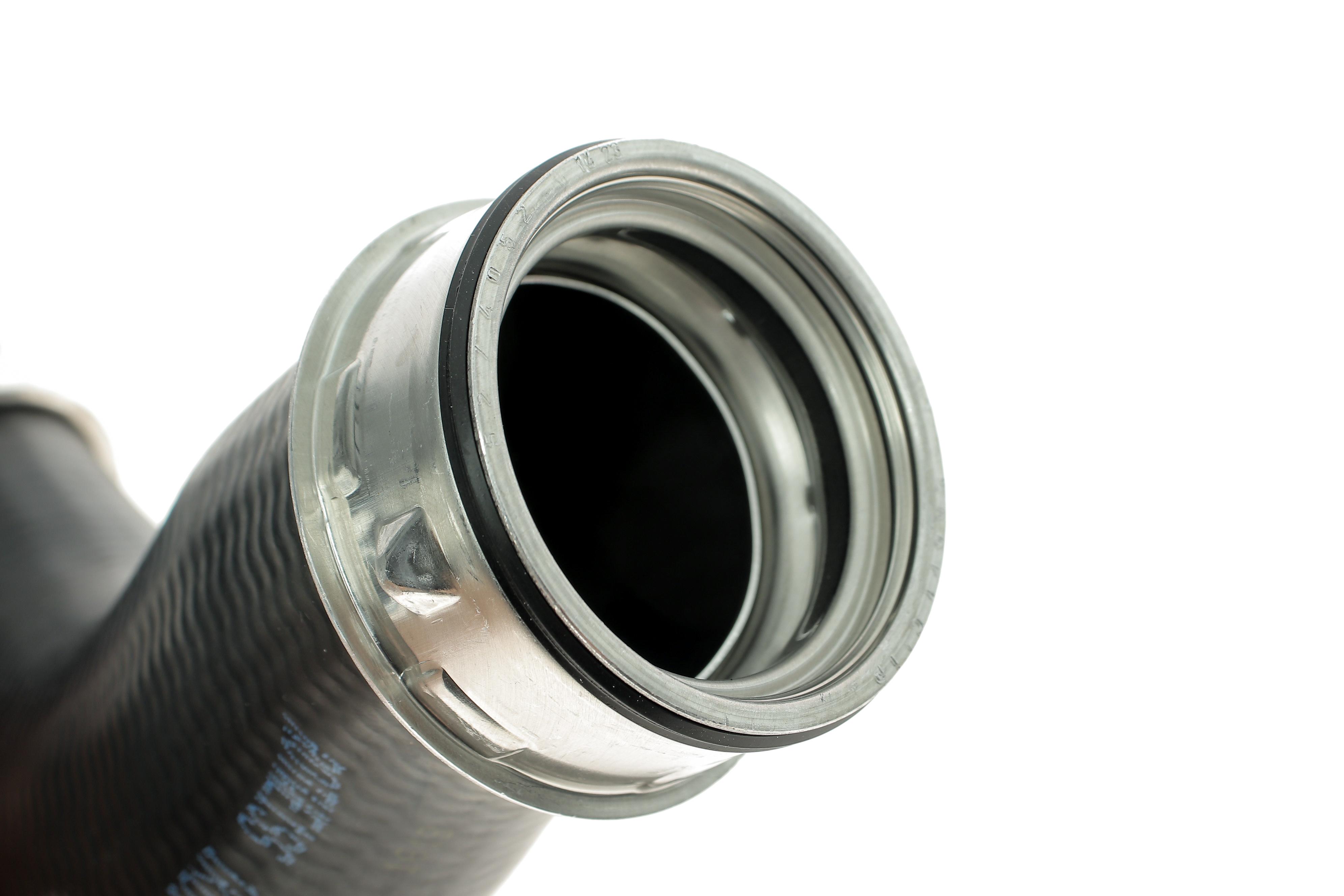 Патрубок інтеркулера (нижній) (L) Audi A3/Skoda Octavia/SuperB/VW Golf/Jetta/Passat 2.0D 03- (ззаду)