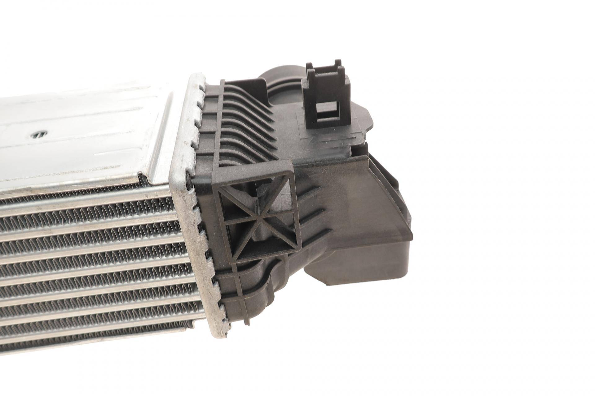 Радіатор інтеркулера BMW 1 (F40/F48) 15- (B38)