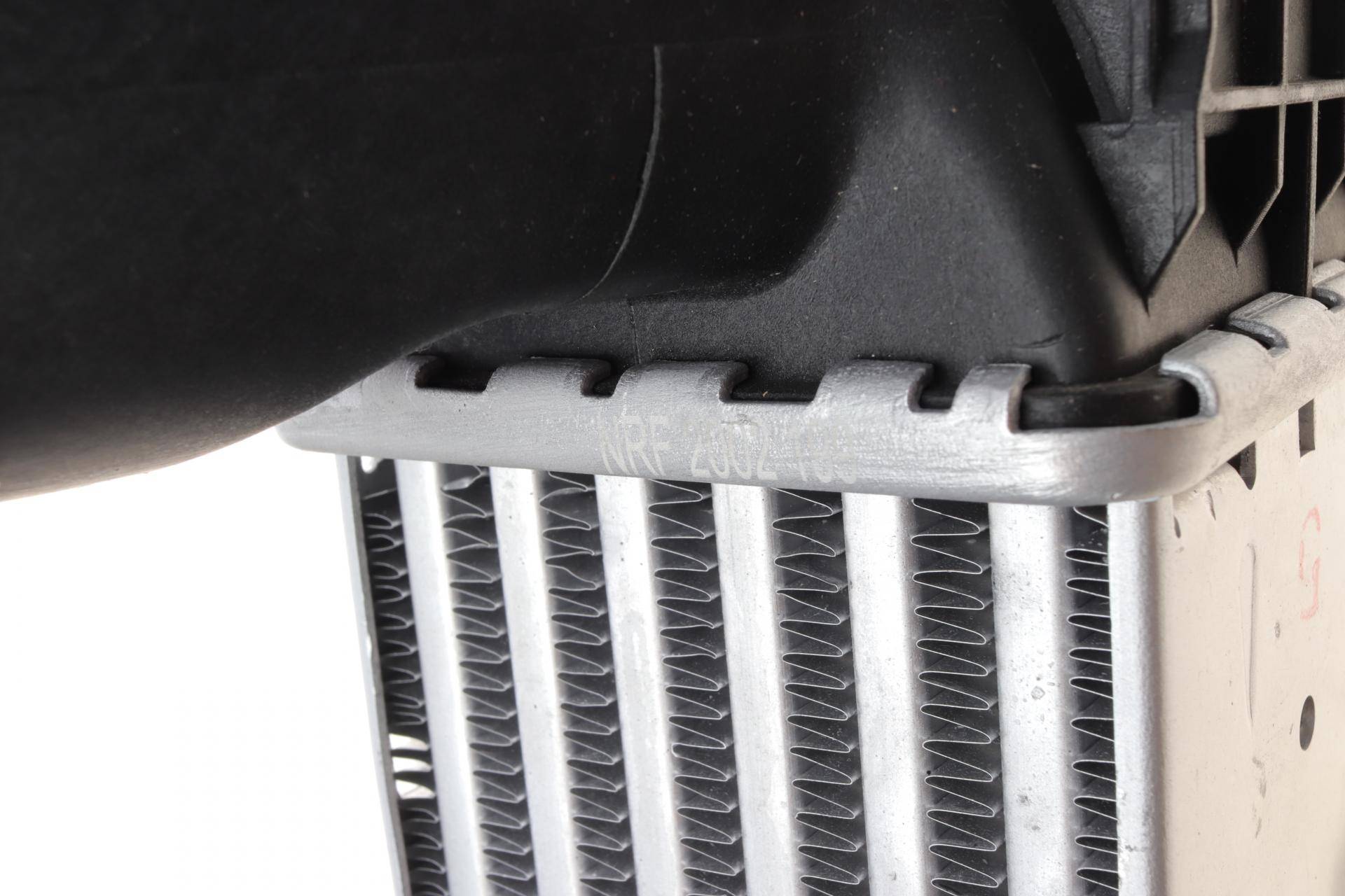 Радіатор інтеркулера BMW 1 (E81/E82/E87/E88)/3 (E90/E91)/X1 (E84) 2.0 04-15