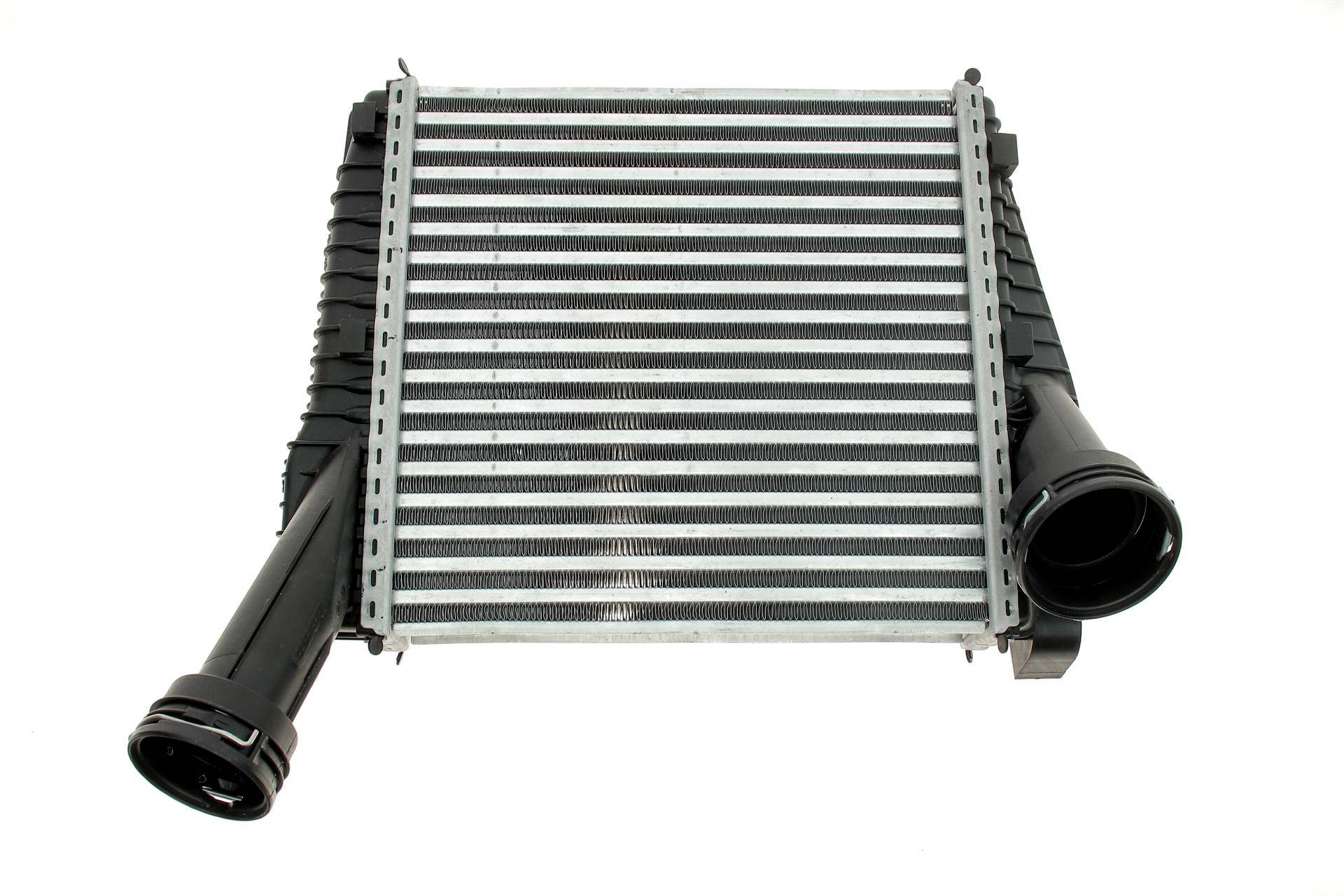 Радіатор інтеркулера Audi Q7/VW Touareg 3.0/4.1 03- (R)