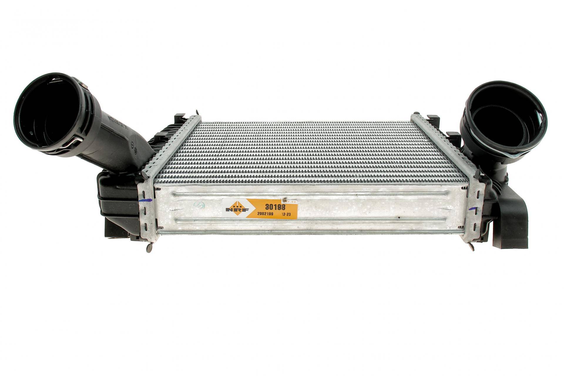 Радіатор інтеркулера Audi Q7/VW Touareg 3.0/4.1 03- (R)