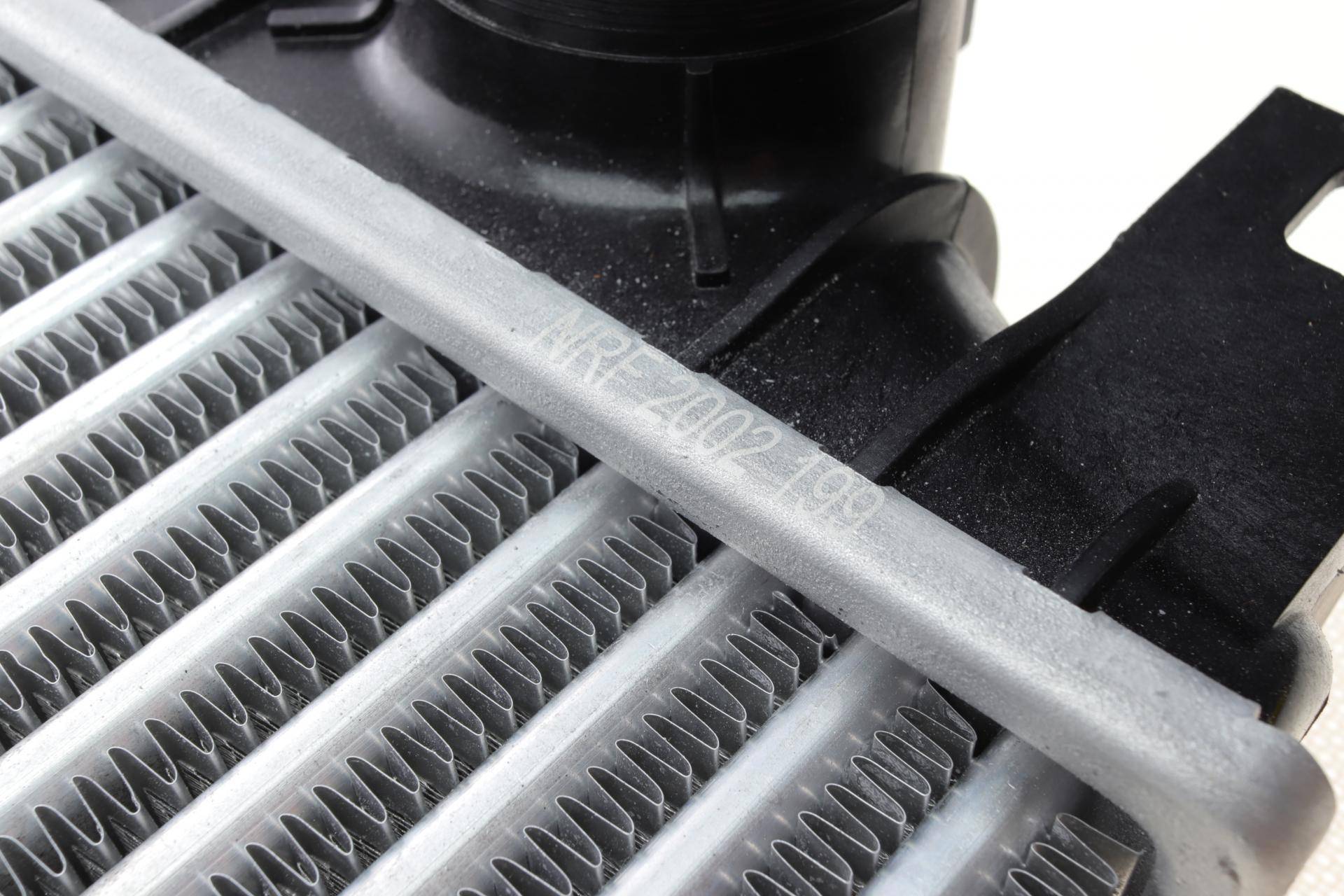 Радіатор інтеркулера Opel Vivaro/Renault Trafic 1.9/2.5D 01-