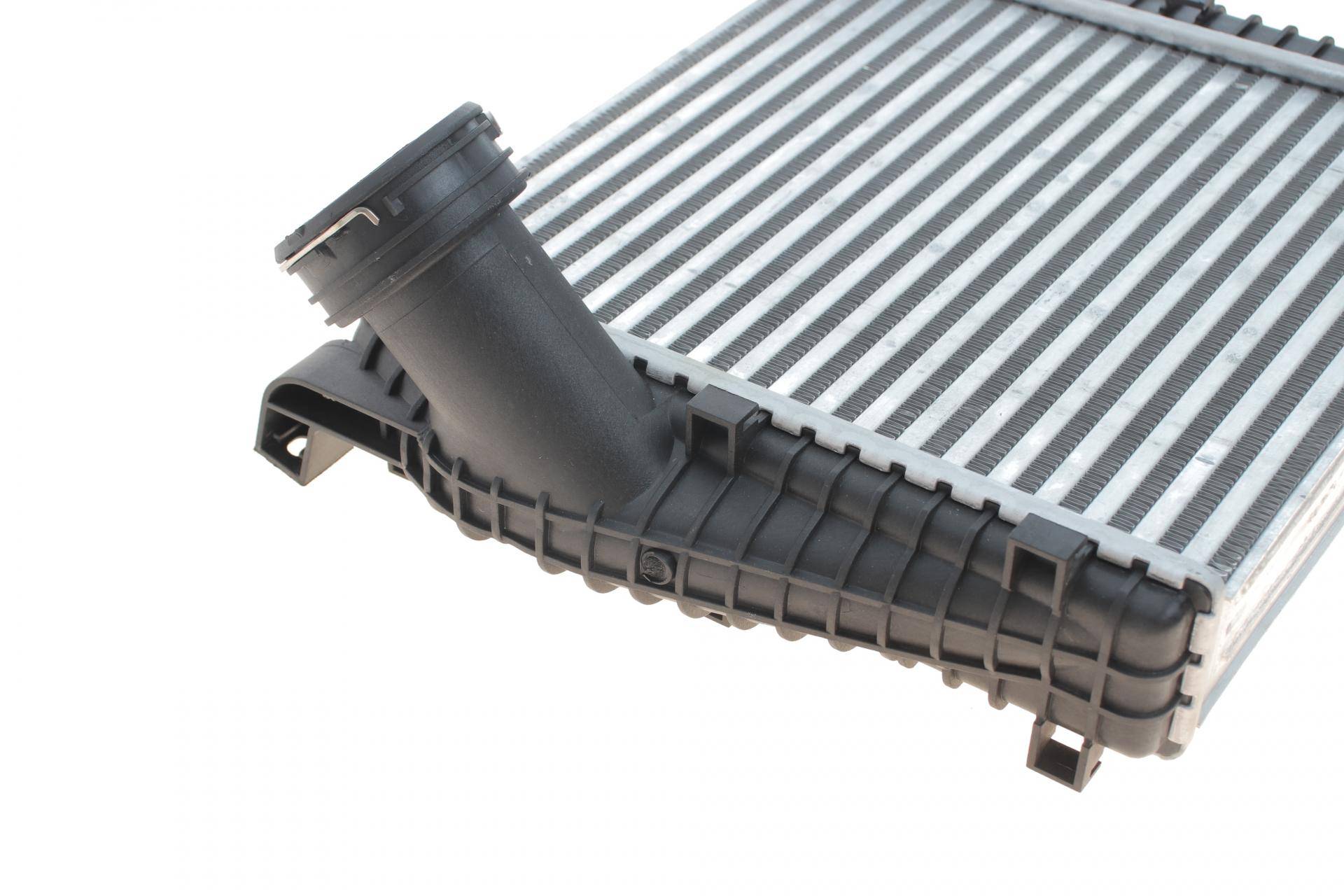 Радіатор інтеркулера Audi Q7 3.0/4.2TDI 06-15/VW Touareg 2.5/3.0TDI 03-18 (R)