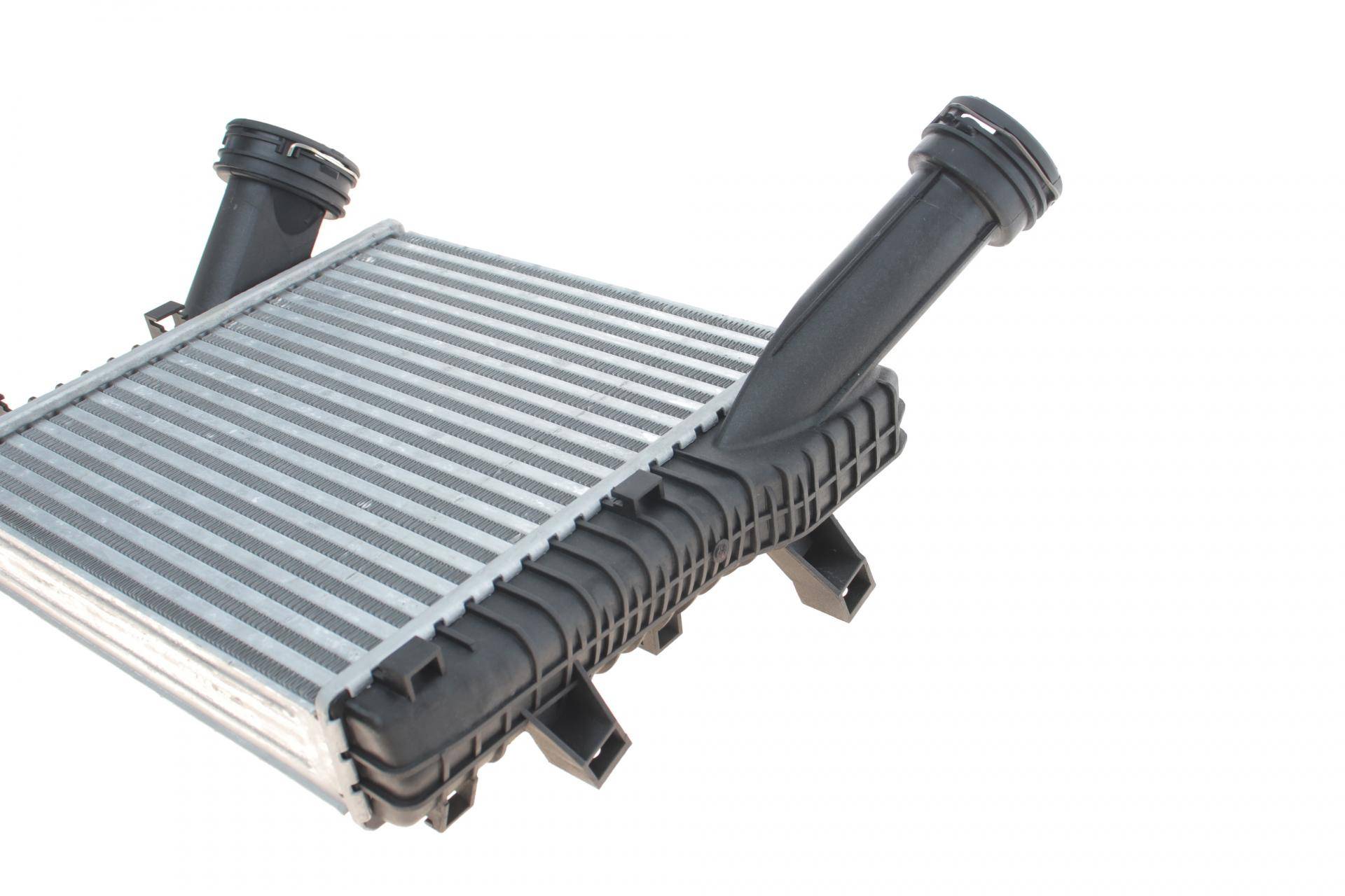 Радіатор інтеркулера Audi Q7 3.0/4.2TDI 06-15/VW Touareg 2.5/3.0TDI 03-18 (R)