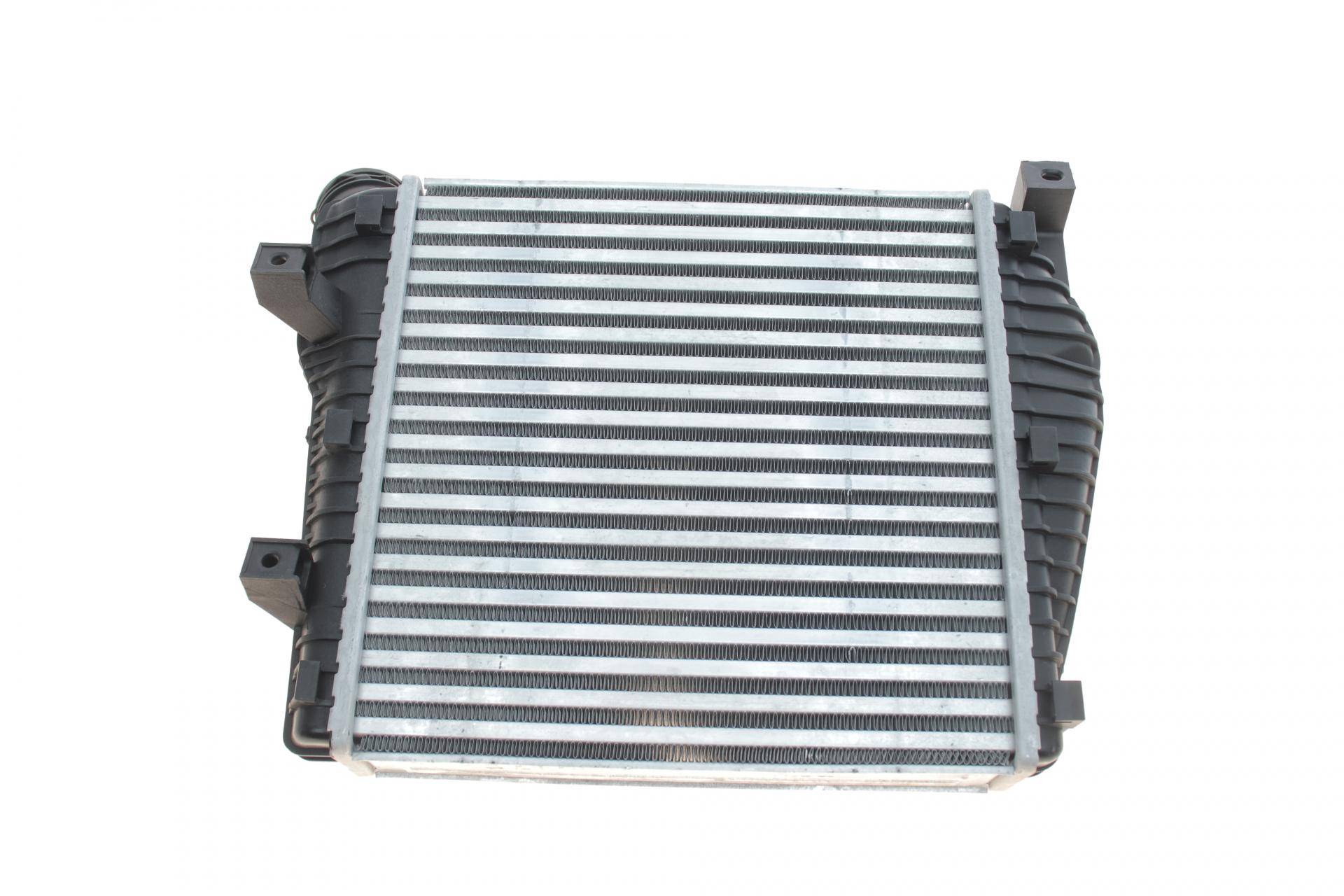 Радіатор інтеркулера Audi Q7 3.0/4.2TDI 06-15/VW Touareg 2.5/3.0TDI 03-18 (R)